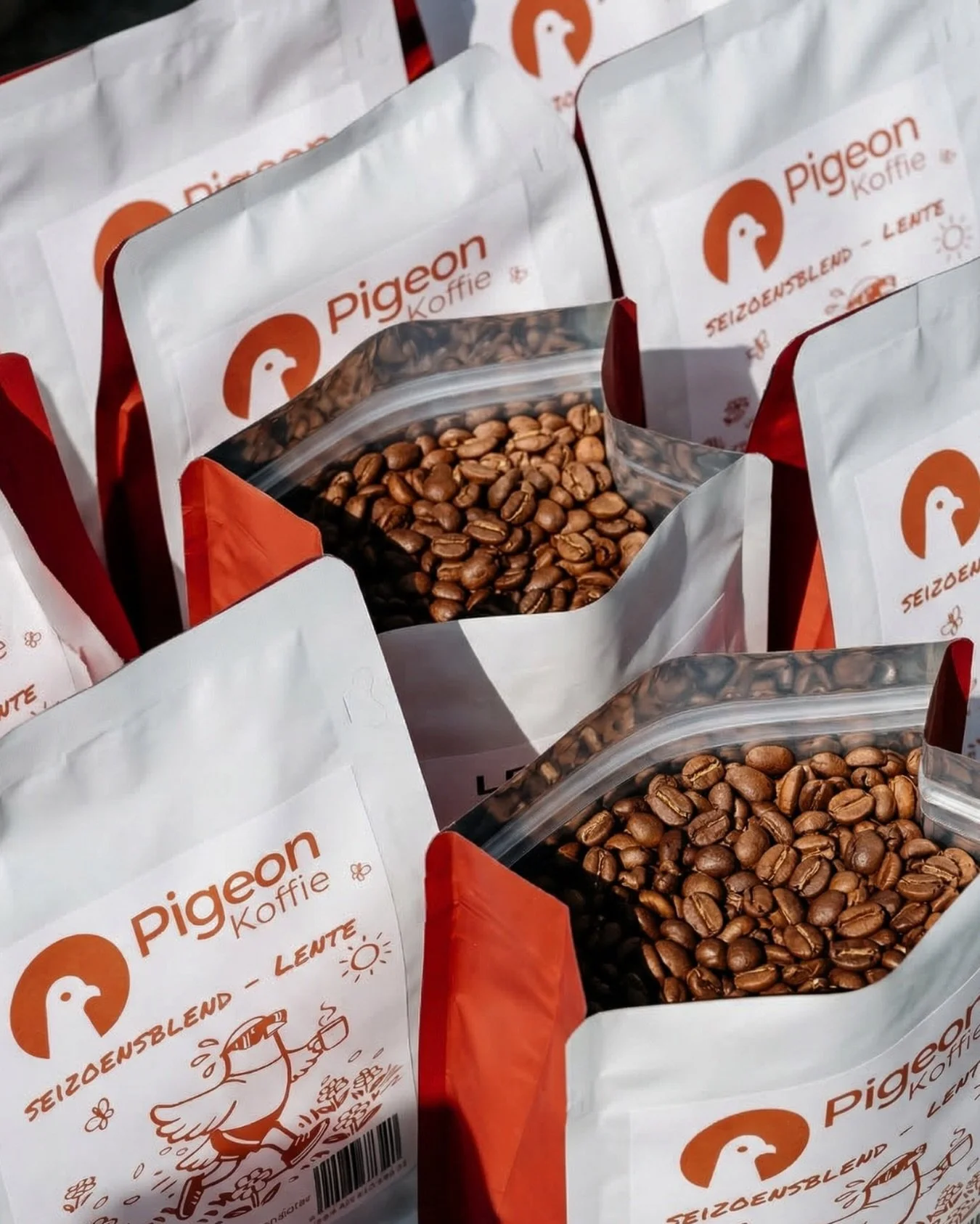 De dagen worden langer, de koffie beter! ☕️🐦
Kom onze nieuwe lenteblend deze zaterdag 28/03 proeven aan onze Pigeon in @ad_delhaize_tienen