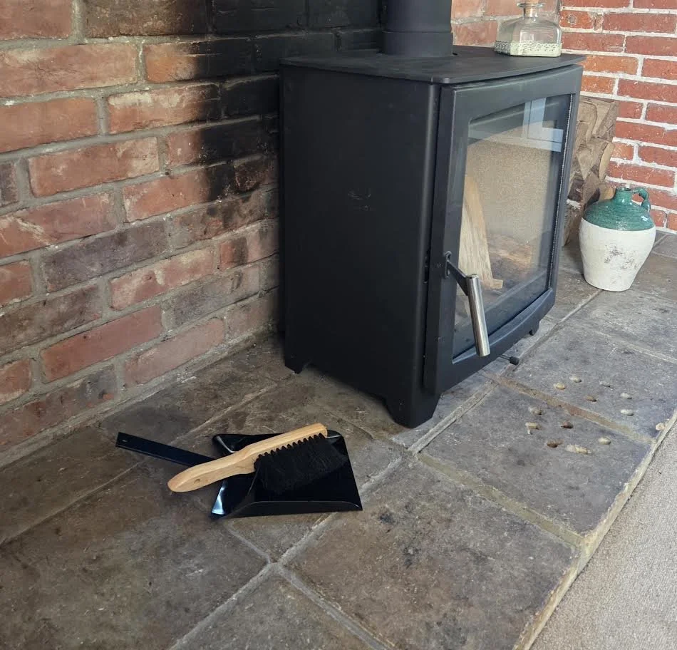 Black Fireplace Dustpan & Brush Set - By Hammer & Tongs