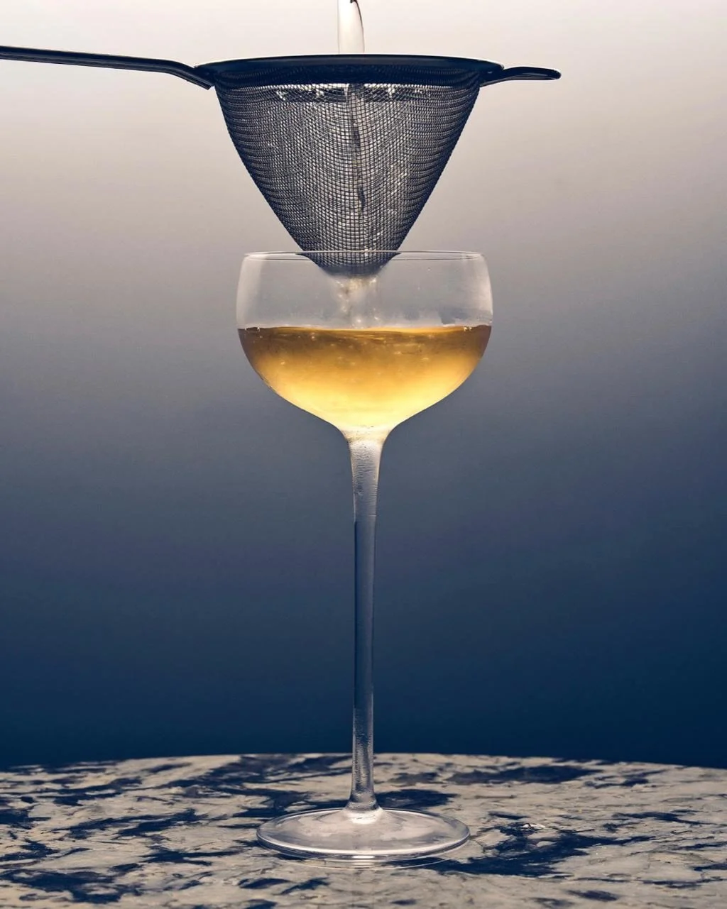 FIVE FLAVOURS, HELD IN GOLD.

Gunpowder Gin gives the composition its centre.

Omija vinegar draws the fruit taut. Sakura vermouth opens into blossom. Pine needle syrup leaves a cool, resinous trace.

Tea. Berry. Flower. Forest.

Strained slowly. Ser