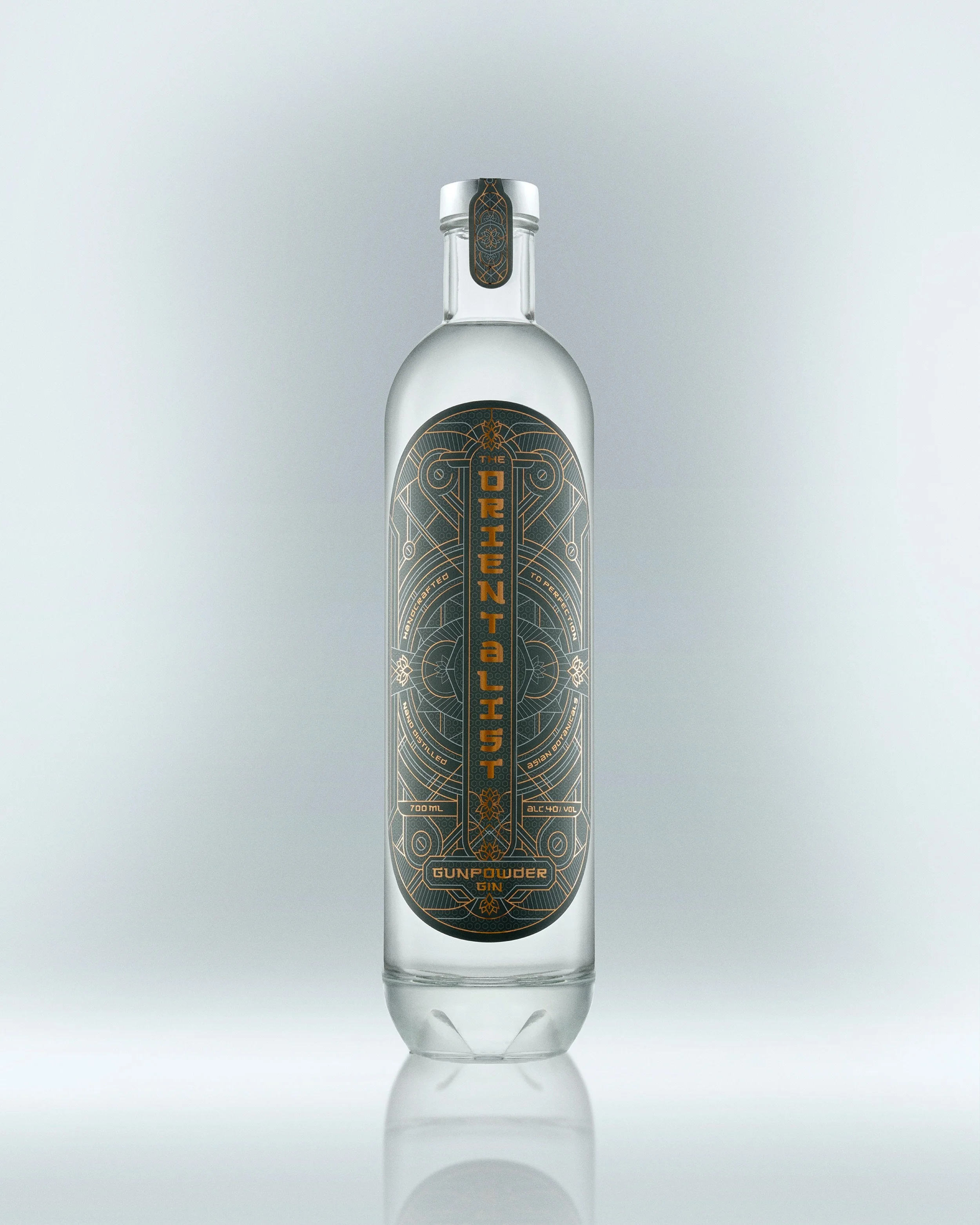 TWENTY-THREE BOTANICALS.

ONE CENTRE OF GRAVITY.

Gunpowder tea leads.

Around it, Kampot peppercorn, omija, osmanthus, Siberian ginseng and dried tangerine peel move in precise orbit.

Traditional distillation gives structure. Low-temperature vacuum