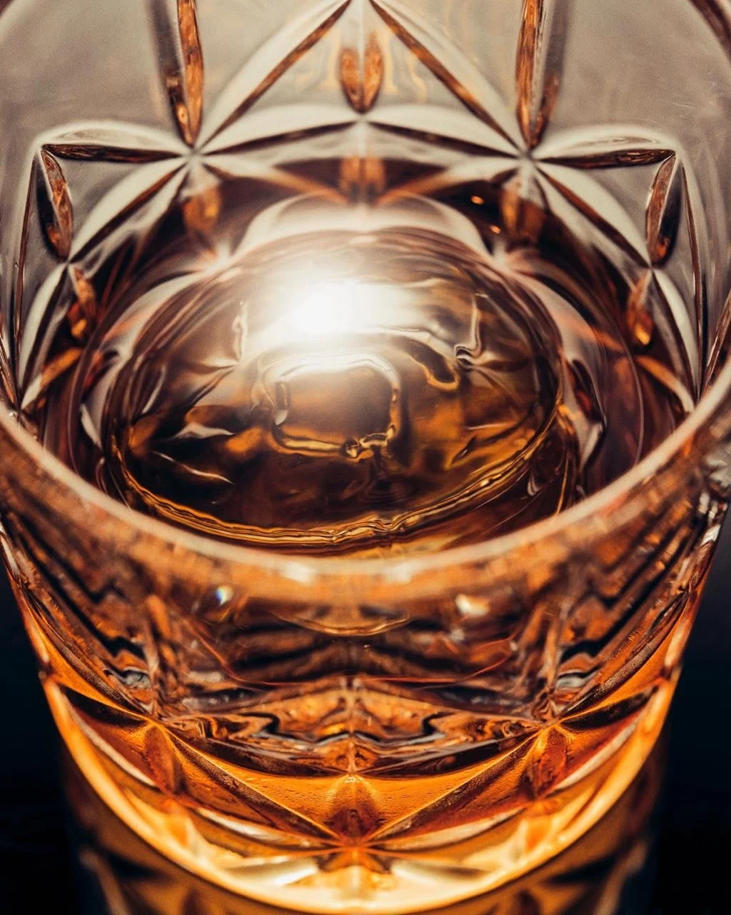 THE SHAPE OF TIME.

A measured pour into cut crystal.

Amber moves through every facet. One sphere of ice holds the centre.

As the surface turns, Dragon Whisky opens slowly.

Dried fruit. Dark chocolate. Sherry warmth. A trace of smoke.

Twelve year