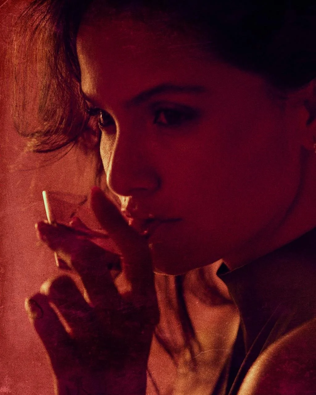 THE NIGHT SPEAKS IN RED.

The glass catches what the room leaves behind.

A turn of the wrist. The briefest glint along the rim. Light moving across skin, crystal and shadow.

No name. No story imposed. Only presence.

Some moments become more vivid 