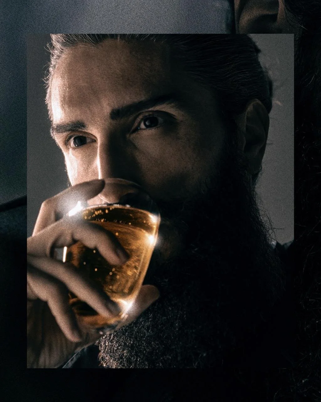 THE LIGHT KNOWS WHERE TO LINGER.

A Whisky Highball, held close.

Amber lifted by fine bubbles, its gold catching against black. The grain of the image. The weight of the silence. One unwavering gaze.

Bright at the rim. Deeper beneath.

A classic fo
