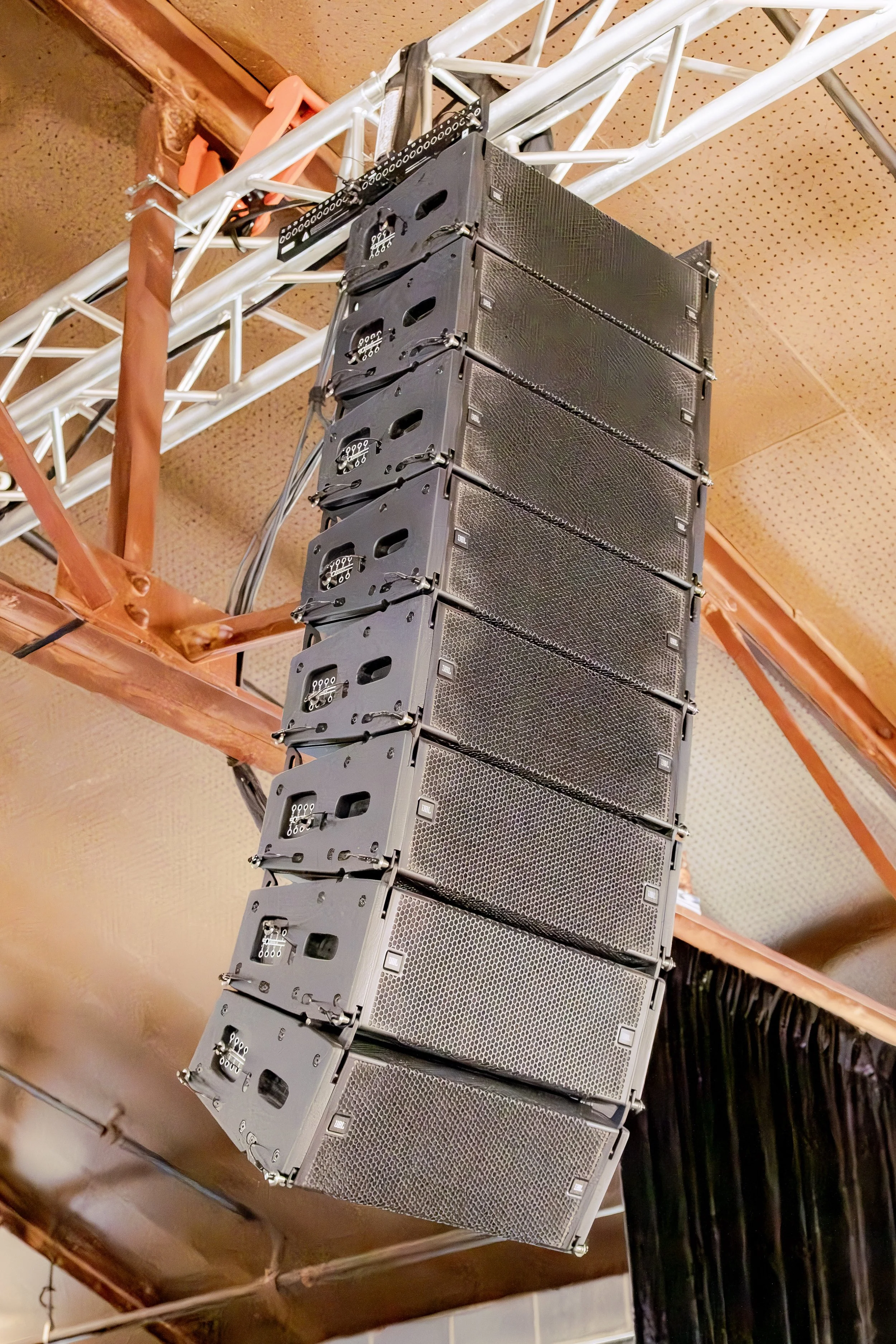  An array of JBL VTX A6 tops, paired with accompanying JBL B15 subwoofers under the stage. 
