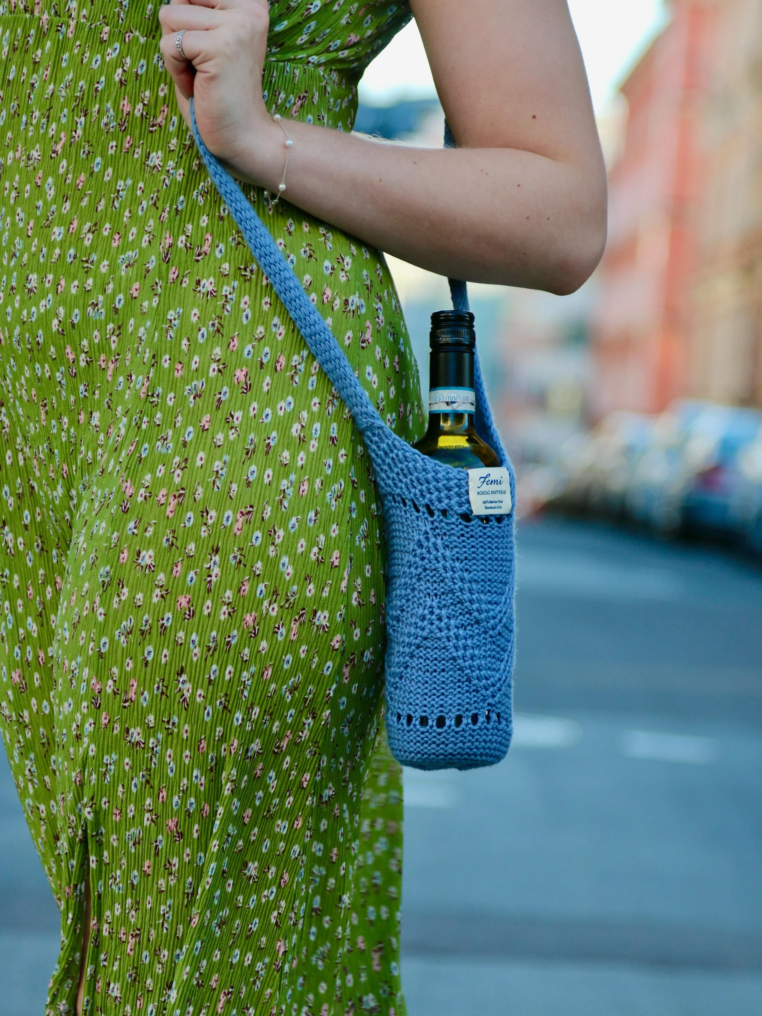 Femi&rsquo;s bottle bags are stylish, sustainable and sturdy. They are handmade with 100% merino wool and is available in 4 styles and 8 colours.

2 for 70&euro;

Link in bio.

#knitting #knitwear #feminirdicknitwear #summerstyle #knit