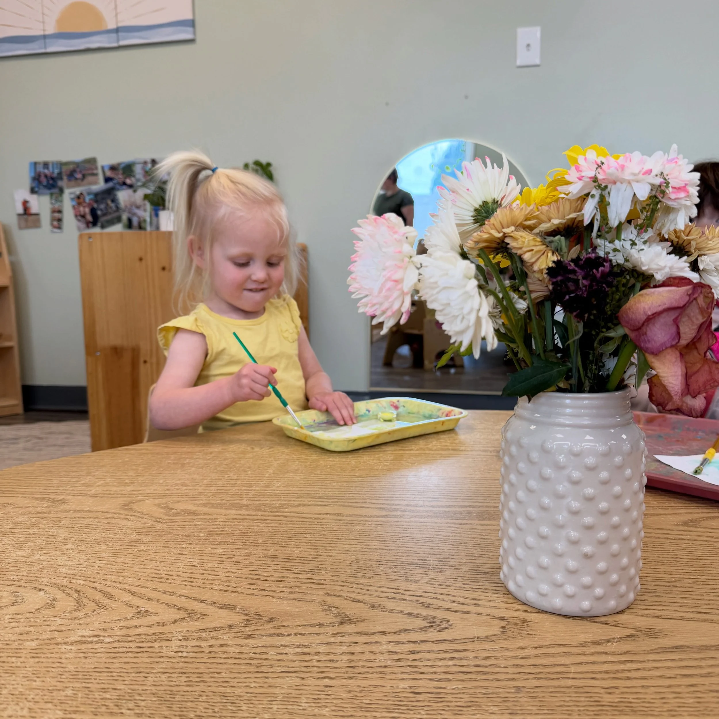 In Montessori, the environment is thoughtfully prepared down to the smallest details. 🌿 From child-sized furniture to fresh flowers on the table, beauty and care help create a space where children feel calm, respected, and inspired to engage in mean