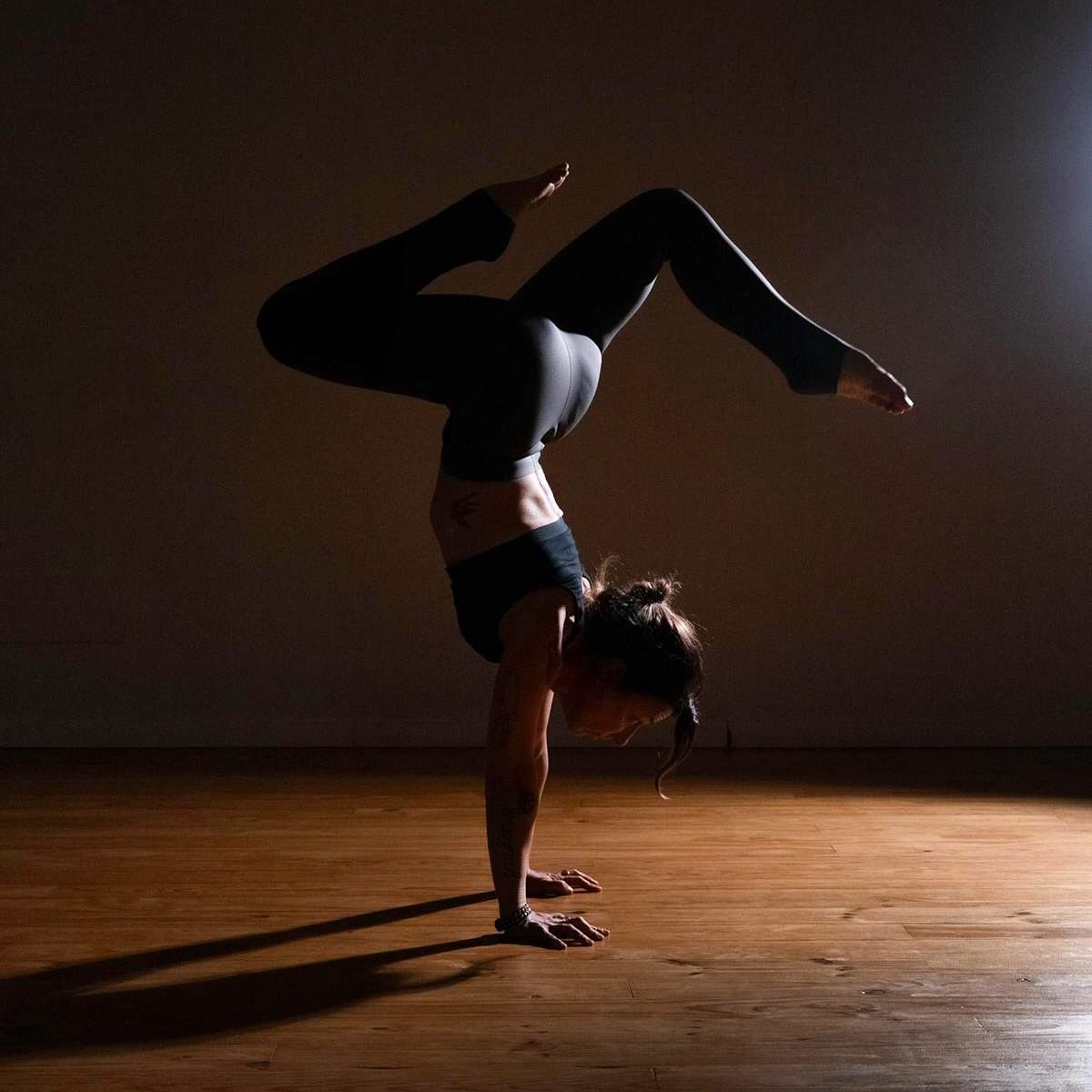did you ever wanted to learn how to handstand or how to a pincha? 
Come and join me this Saturday 11th April at @earthyogamallorca from 12:30 to 14:30.
We will go step-by-step and play with differerent #armbalance variations. 🤸
