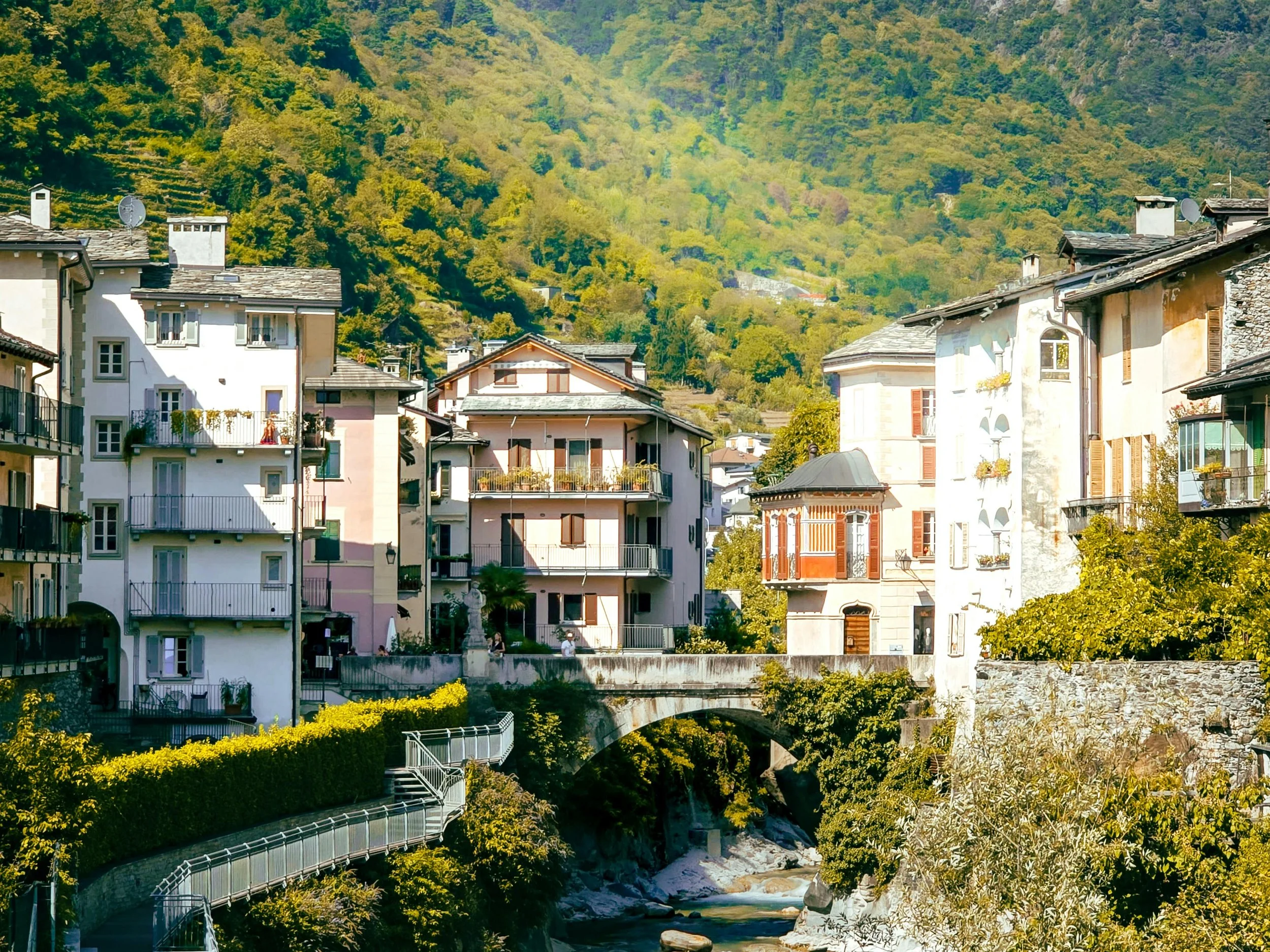 Chalet e case indipendenti in vendita nelle principali località di montagna tra Alpi e Appennini.