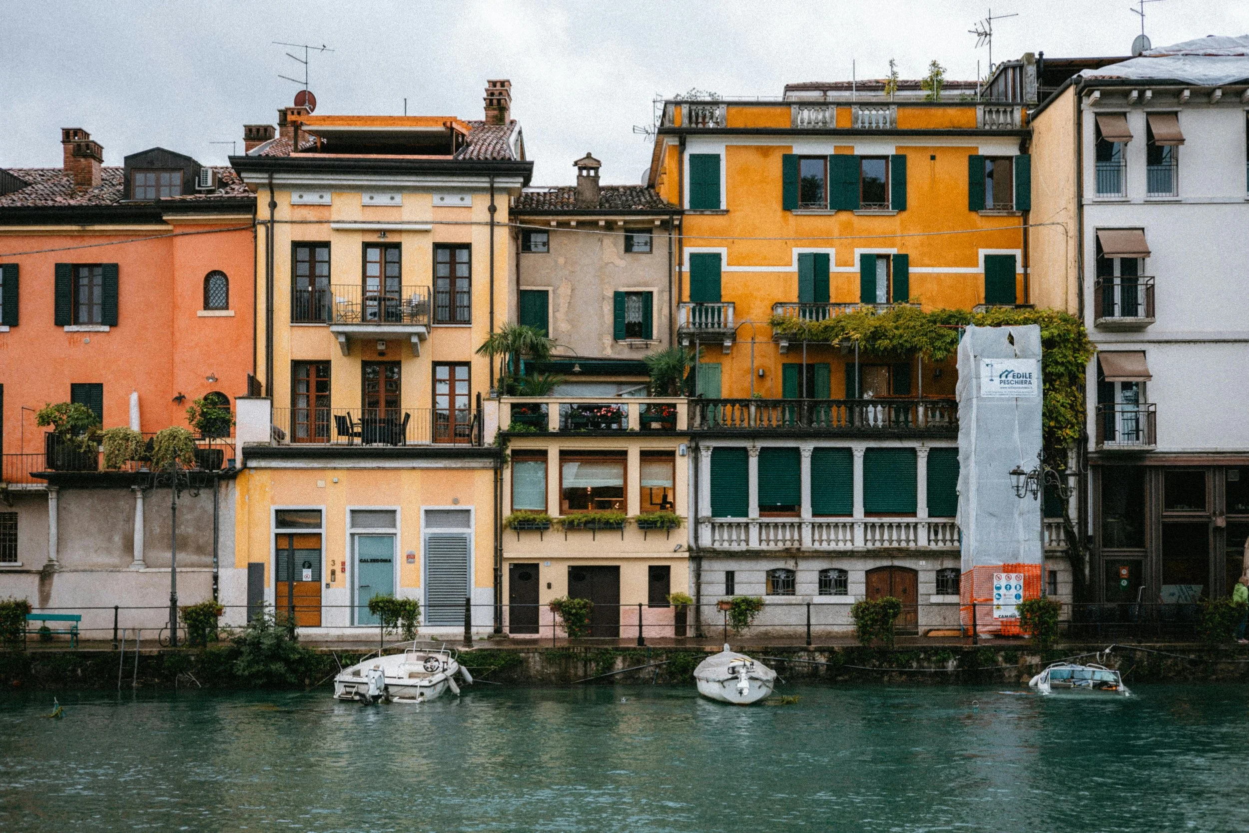 Prestigiosa proprietà in vendita con vista panoramica e accesso diretto al lago.