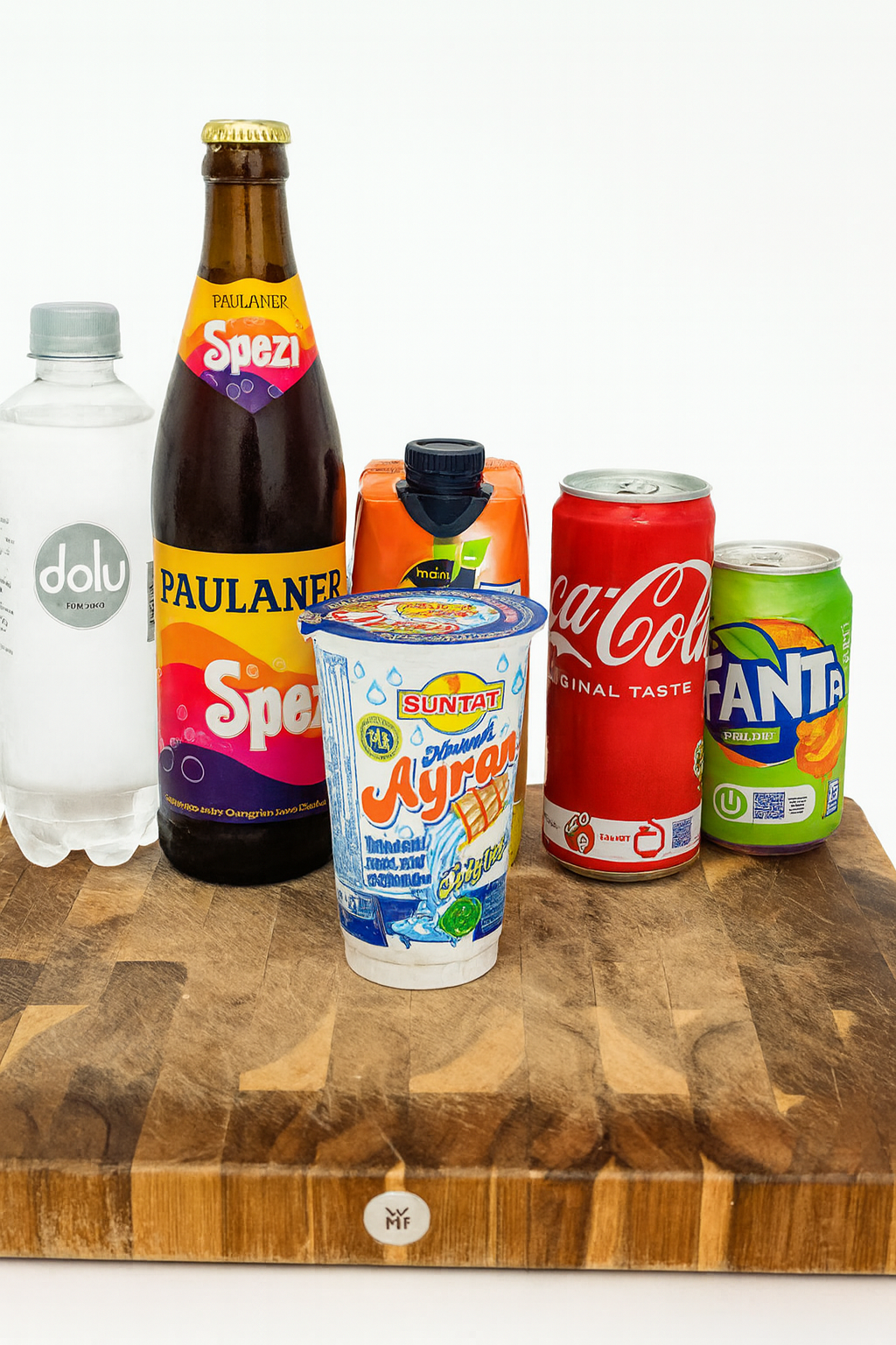 Verschiedene Getränkedosen und Flaschen auf einem Holz Tisch, darunter Wasser, Bier, Limonade und Cola.