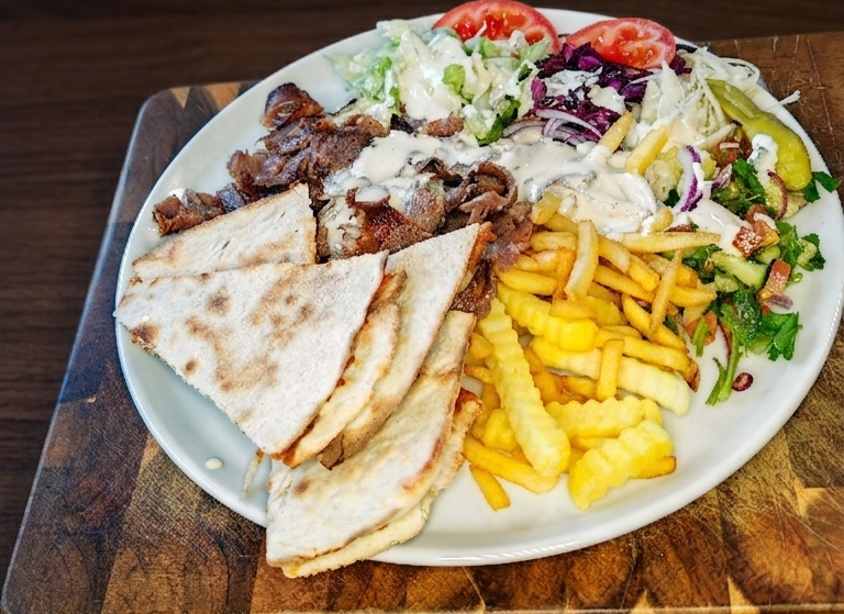 Gemischter Teller mit Salat, Fleisch, Fladenbrot, Pommes und Fries