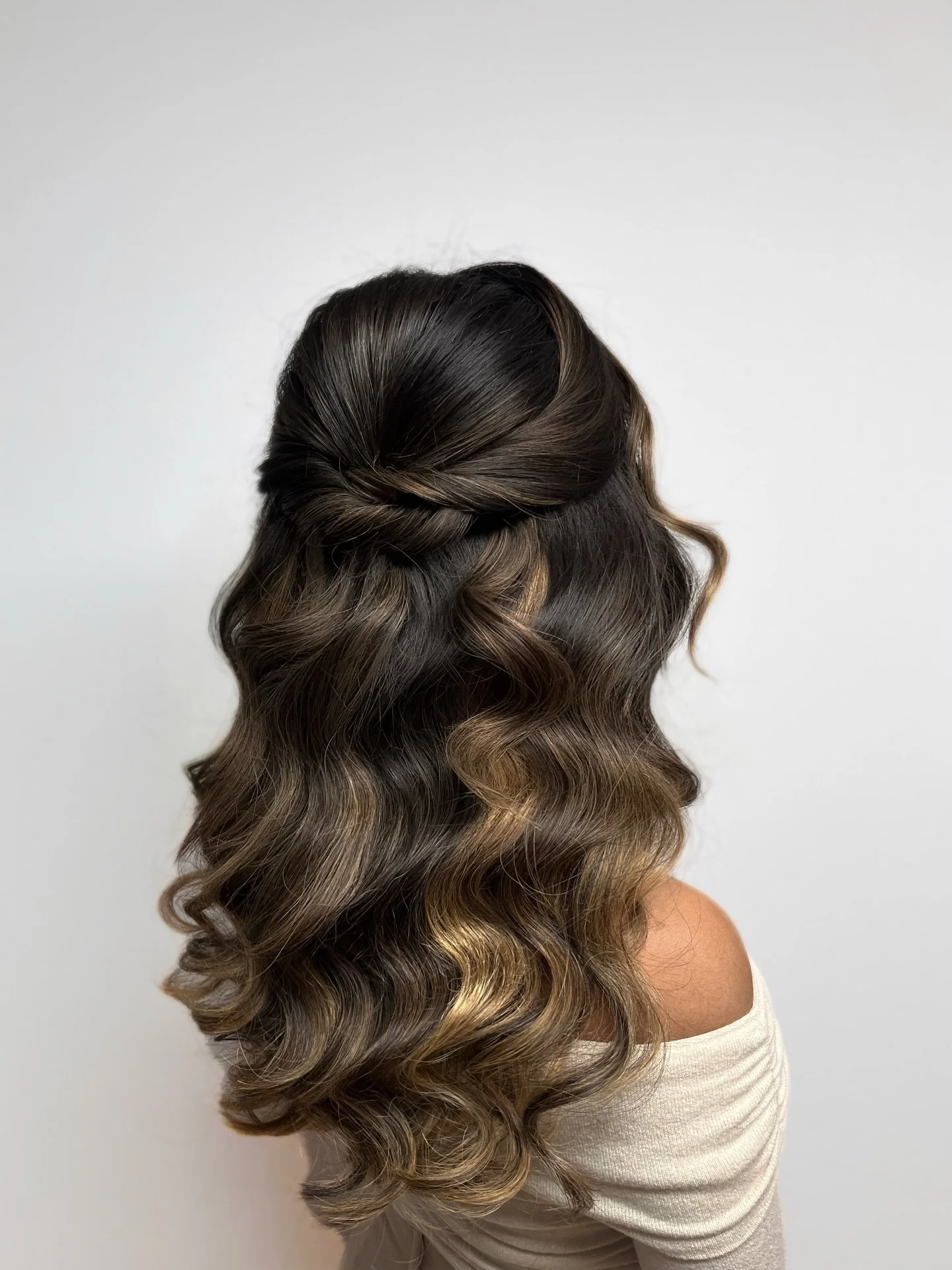The dreamiest half up, half down ✨

I have a feeling we&rsquo;ll be seeing a lot more of this in 2026 brides.

syracuse bridal hairstylist, syracuse bridal hairstyles, upstate ny bridal hairstylist, cny bridal hairstylist, upstate ny brides, cny brid