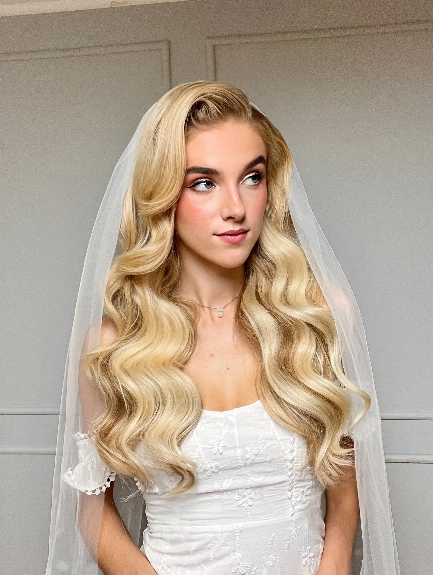 Why your curls fall apart (and how to fix it):👇👇

I get messages from brides all the time saying their curls drop too fast or go flat quickly. Here&rsquo;s why it happens 👇

1️⃣ Hair is too soft or silky
Soft hair needs prep before curling.
✔ Ligh