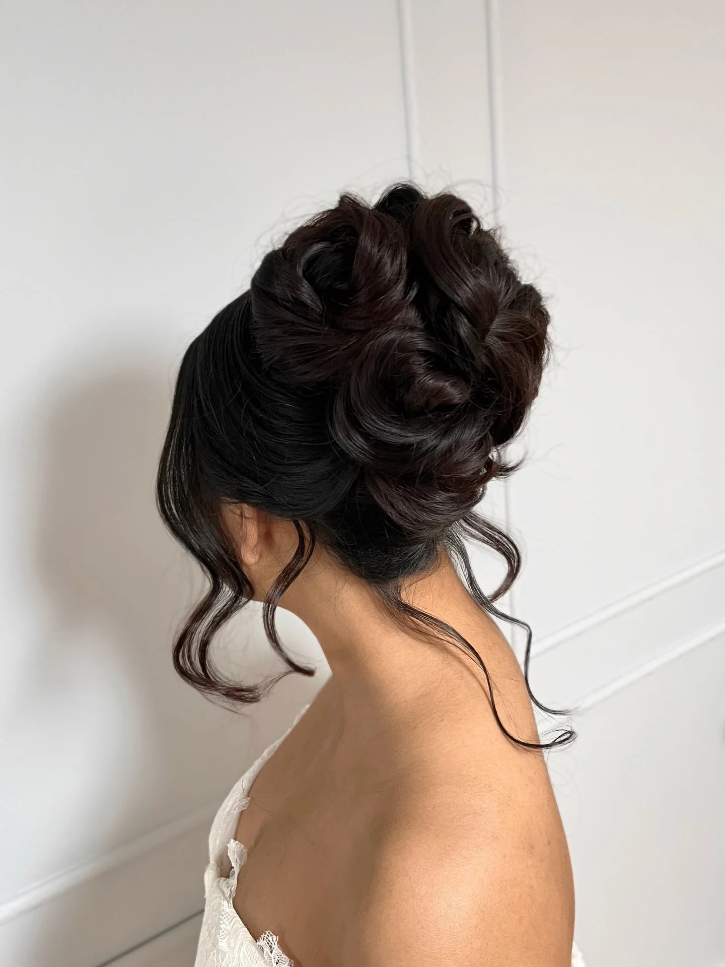 ✨ 2026 Brides &mdash; thinking about a textured high bun? 

Here&rsquo;s something important to keep in mind: your hair color matters.⬇️⬇️

If you have all-black or one-solid hair color, the bun may photograph more sleek and structured, with less vis