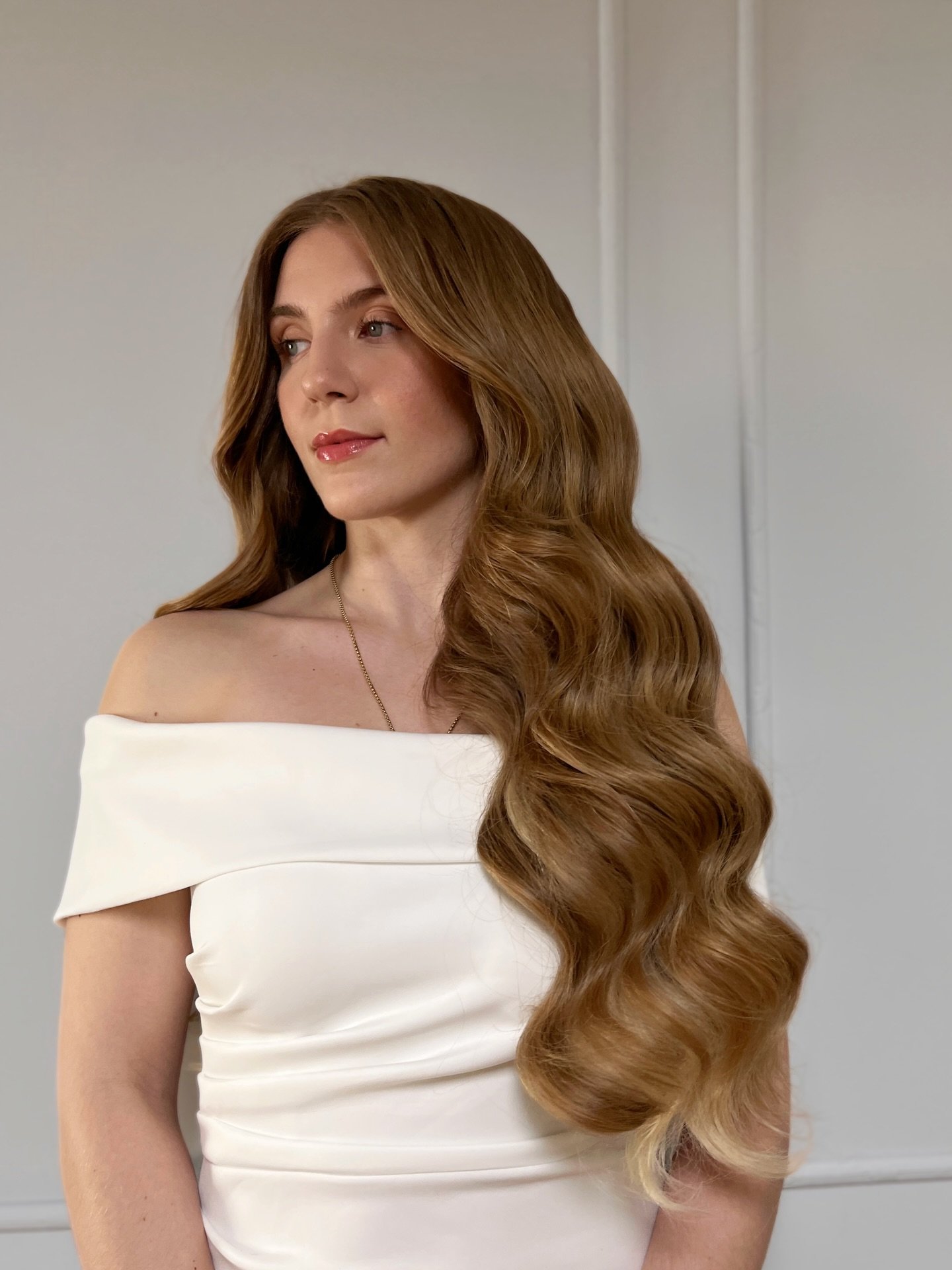 There&rsquo;s just something about a middle part with glam waves&hellip; 😍

Think old-Hollywood glamour meets modern bride 🤍

Flowy waves, a sleek center part, and a look that will never go out of style🙌

#glamwaves #bridalglamwaves #hollywoodwave