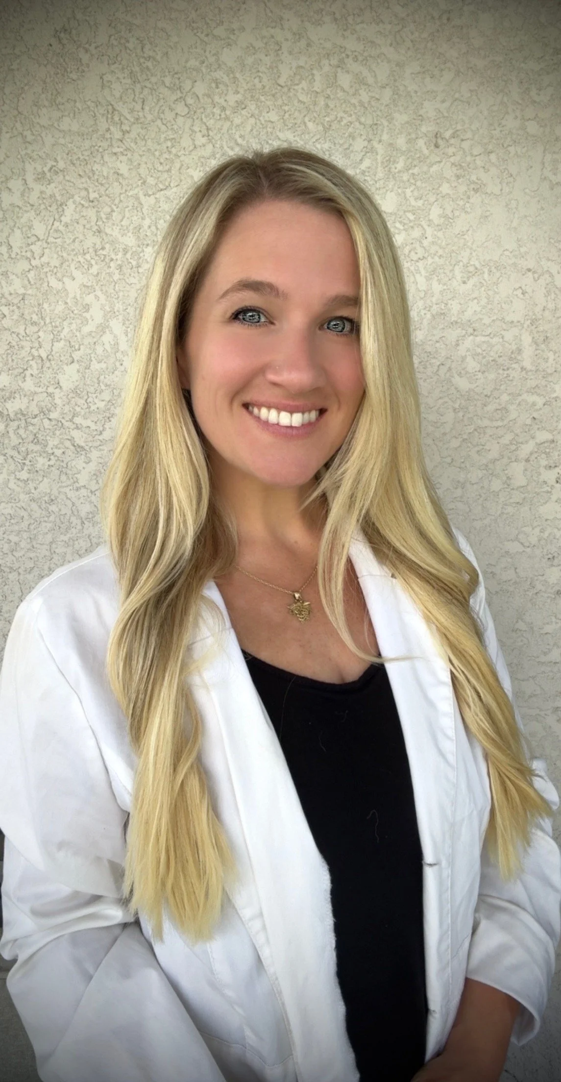 A female peptide therapy doctor who uses functional medicine to improve patient health outcomes.