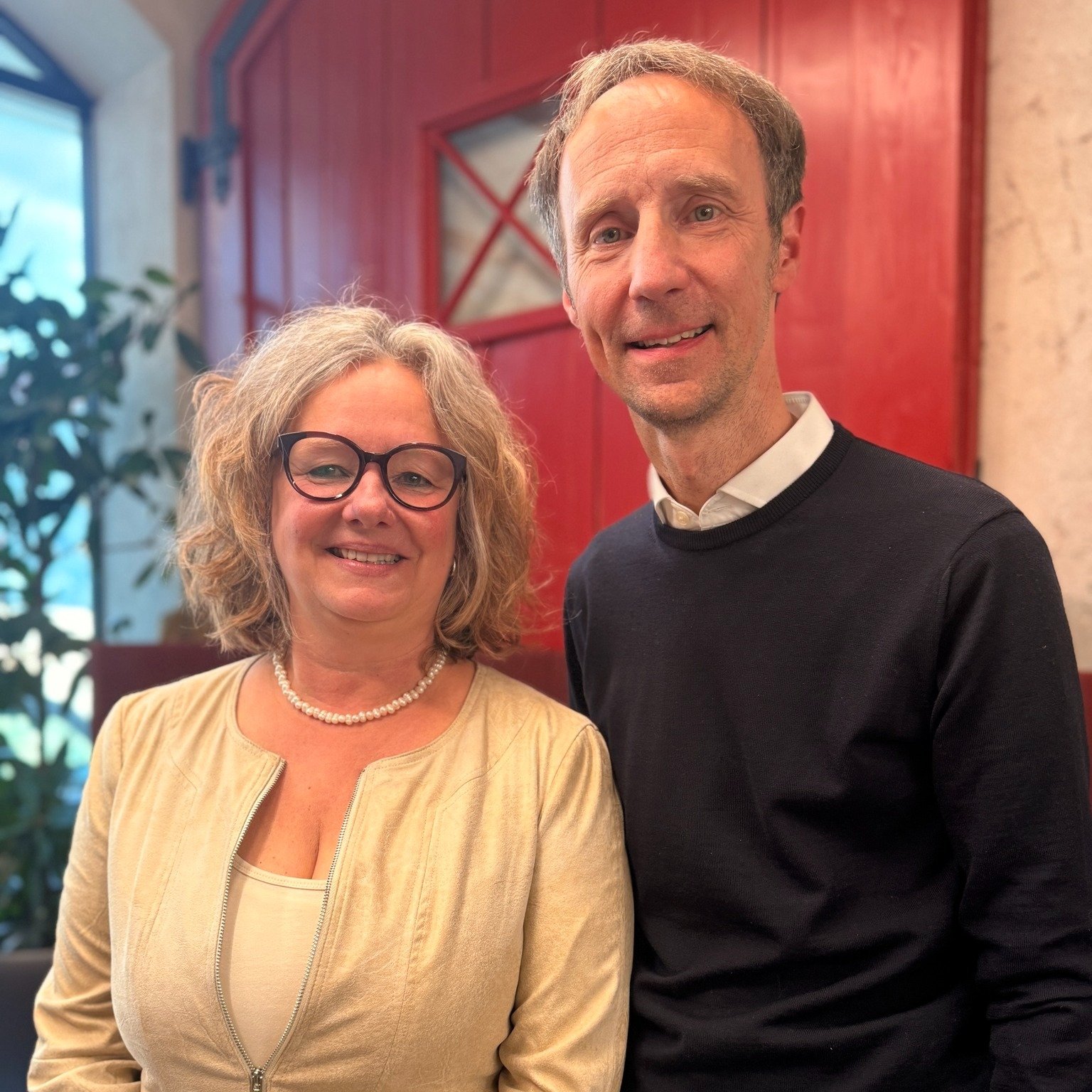 Kraft, Lebensmut und ein roter R4...

Die Lesung der in Lauchringen lebenden Autorin Sylvia Furmaniak war f&uuml;r meine Frau und mich eine echte Inspiration. 

Ihr Buch &bdquo;Warum ein roter R4 nicht in eine hellgr&uuml;ne Schublade passt&ldquo; is