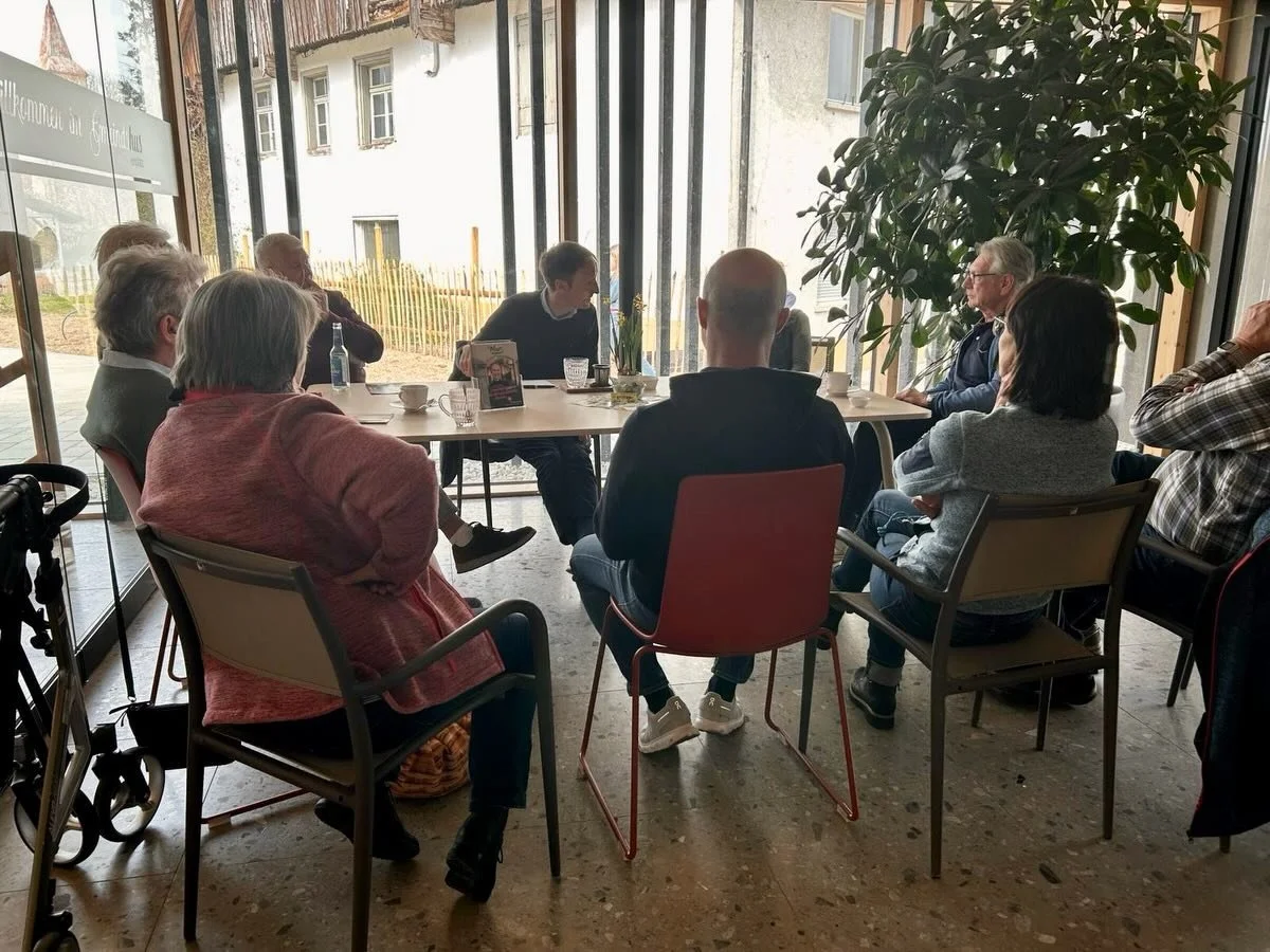 &Uuml;berw&auml;ltigt und dankbar nach dem ersten Termin!
Gestern Morgen war mein erster offizieller Termin &bdquo;Auf einen Kaffee&ldquo; im Caf&eacute; Fr&auml;ulein Linde. 
Es kamen so viele, dass wir uns spontan im Foyer des Gmeindshus zusammenge