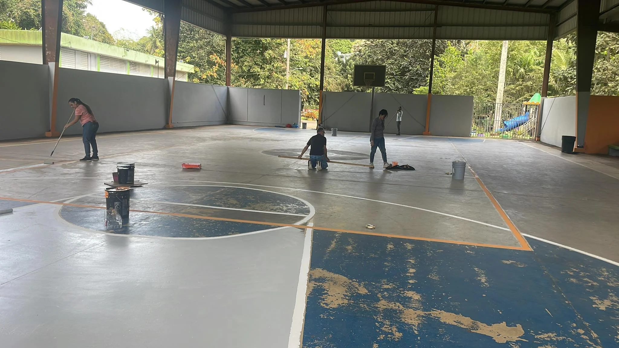 Pintando la Cancha bajo Techo de la comunidad Cialitos