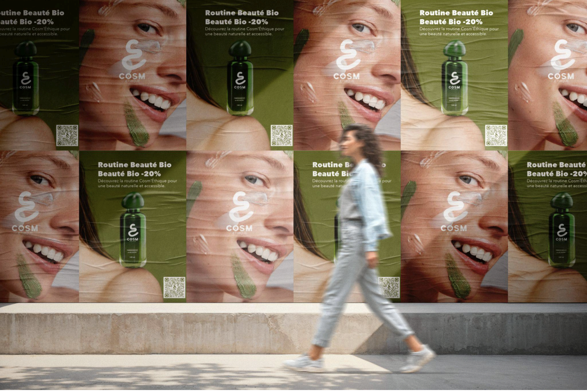 Affiche publicitaire pour un produit bio de soin de beauté, avec une femme souriante et une bouteille verte, et texture répétée en arrière-plan.
