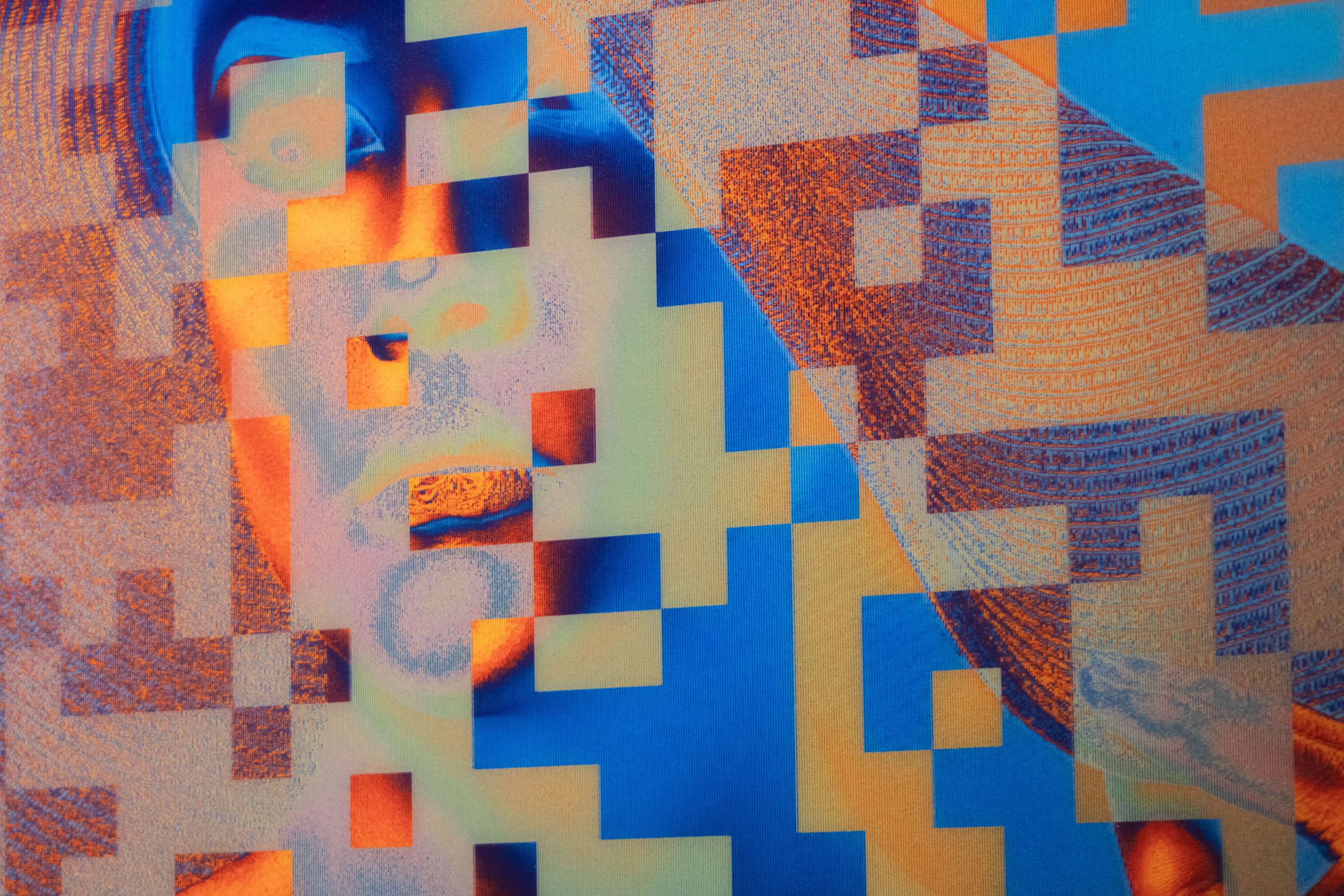 Une image artistique d'un portrait de femme avec des effets de pixels et de mosaïque, intégrant des couleurs vives telles que le bleu, orange, et beige.