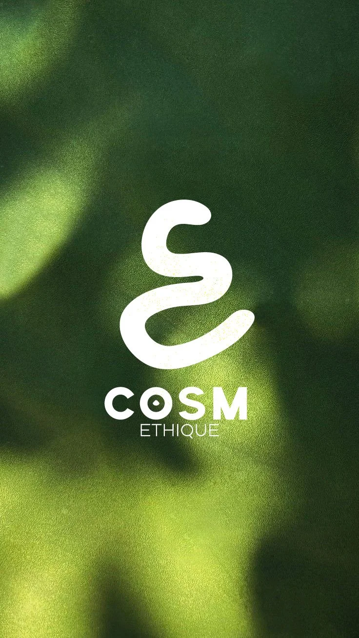 Logo avec une icône en forme de serpent blanc, fond vert avec des reflets lumineux, texte 'COSM Éthique'.