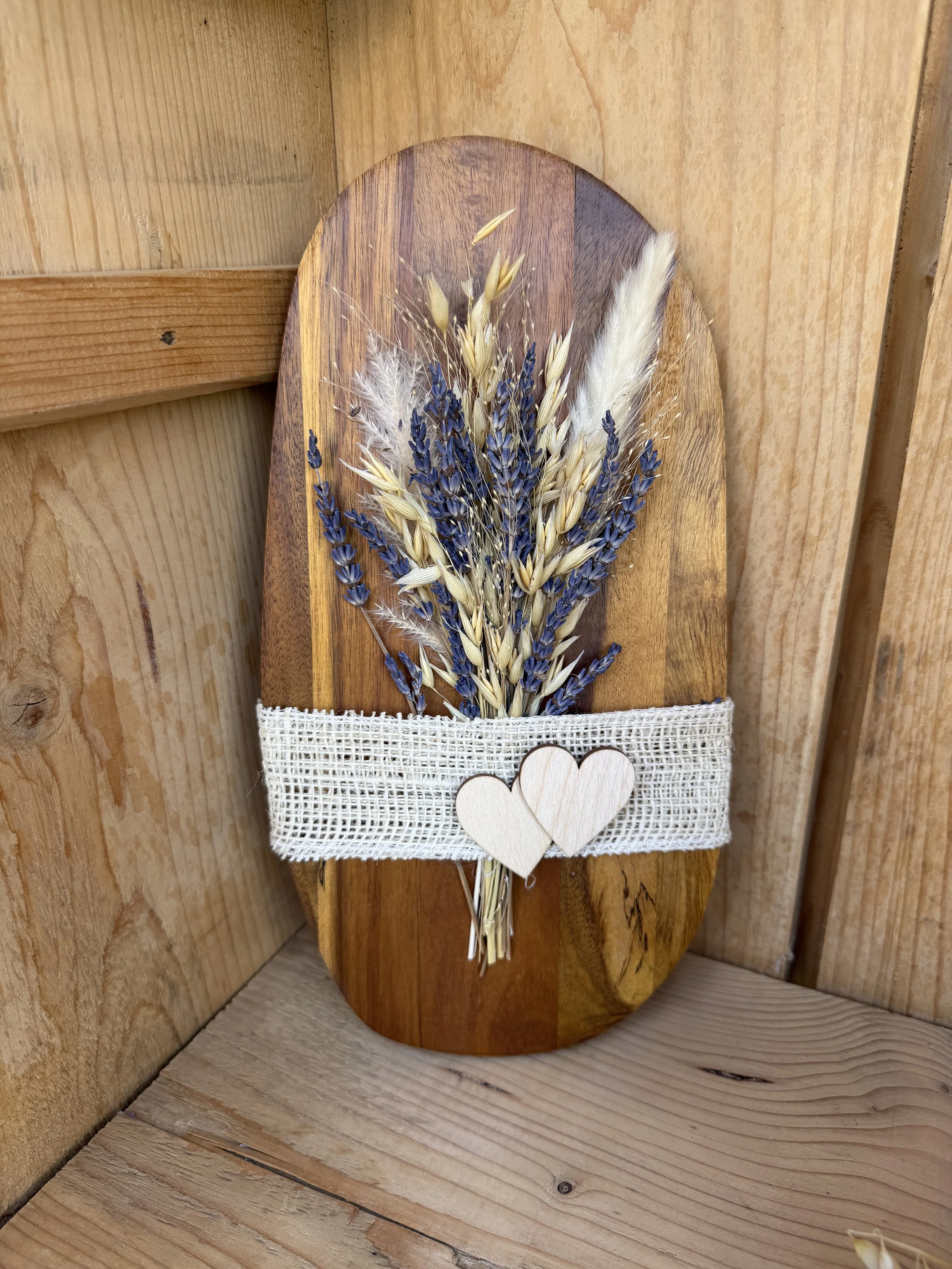 Holzbrett mit Trockenblumen