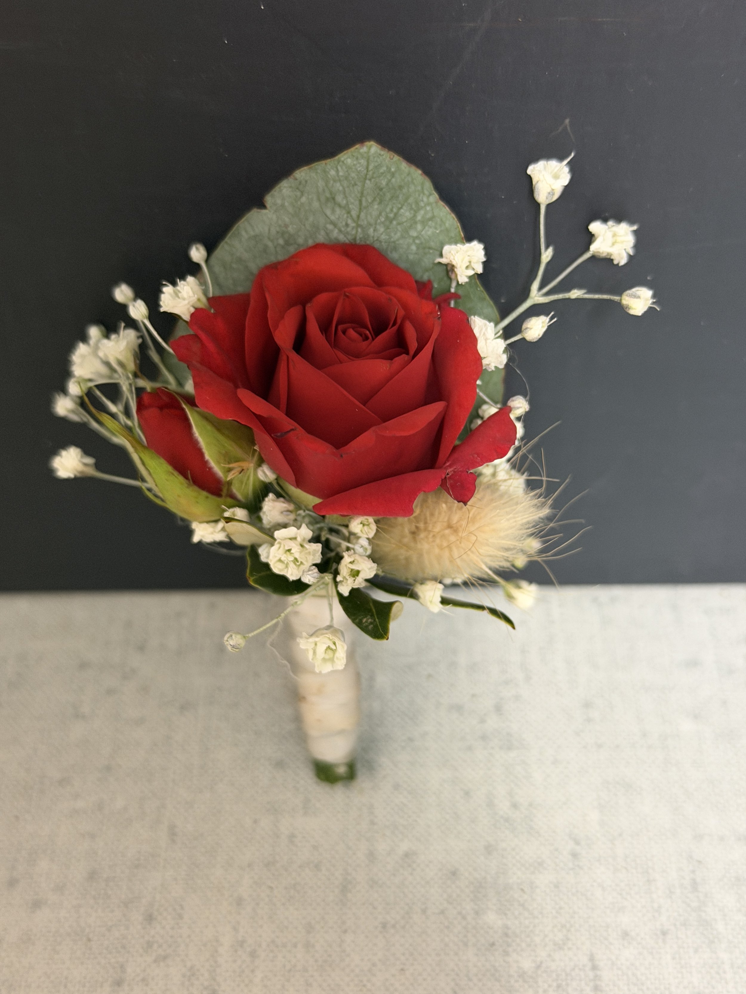 Elegante Rosen-Boutonniere