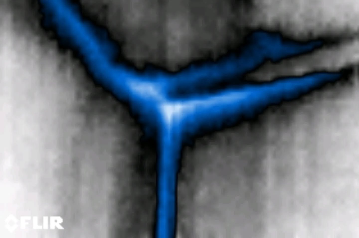 The thermal scan shows significant air infiltration at the ceiling-to-wall transitions.