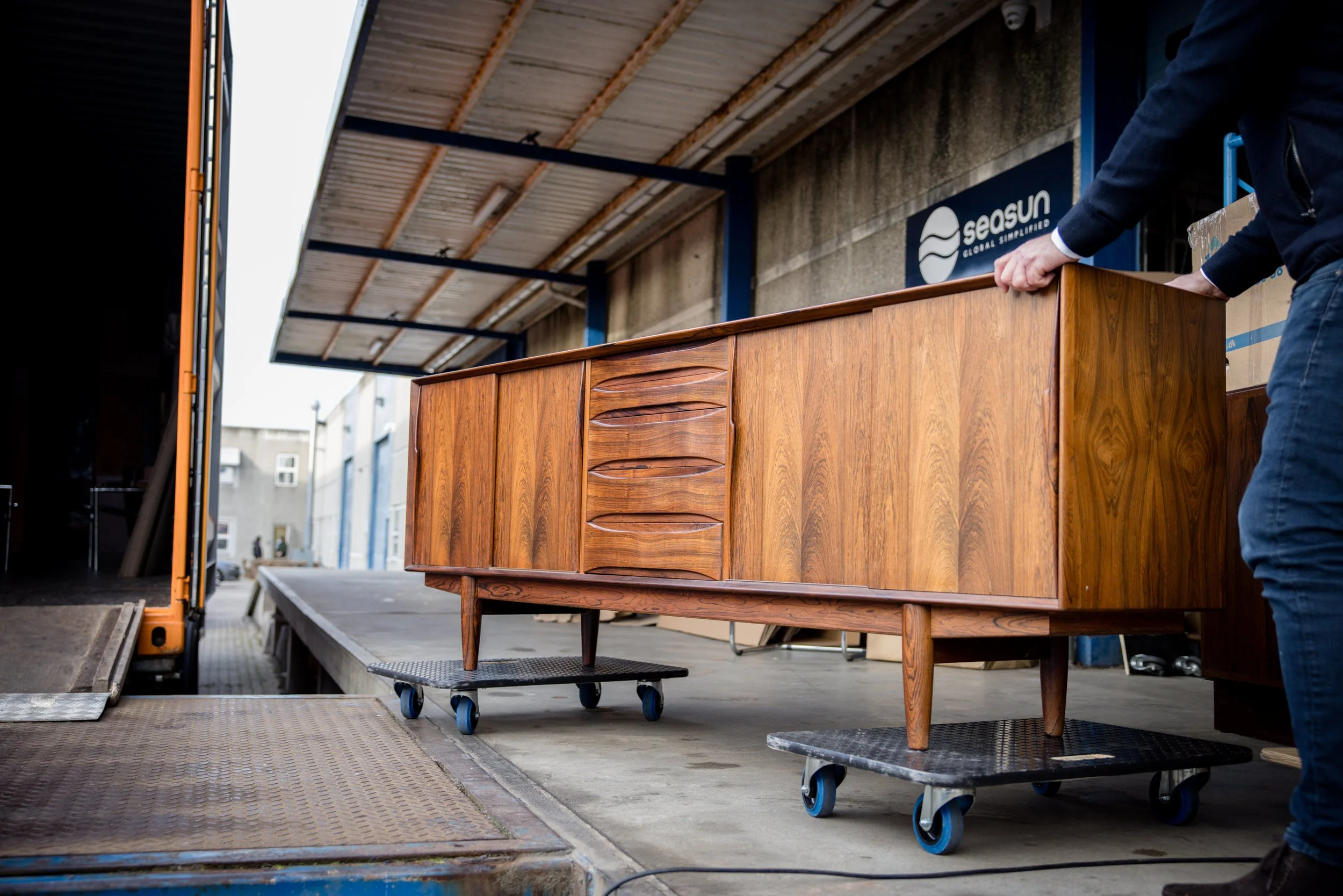 BLG SEASUN is a global transport, warehousing, and logistics company offering road, sea, and air freight international shipping services.