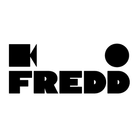 Logo noir « FREDD » avec une icône de caméra et un cercle noir sur fond blanc.