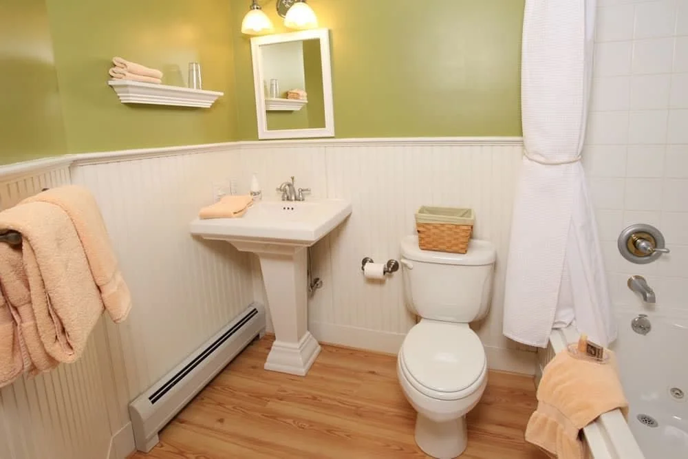 room-red-clover-bathroom-1920w.jpg