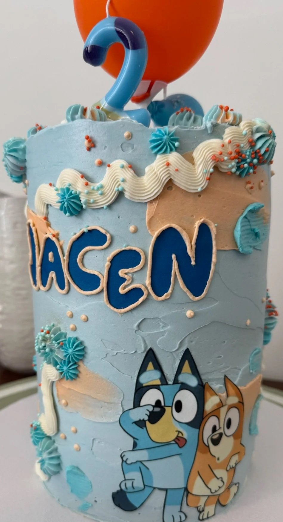 Bluey birthday cake, but look 👉🏼