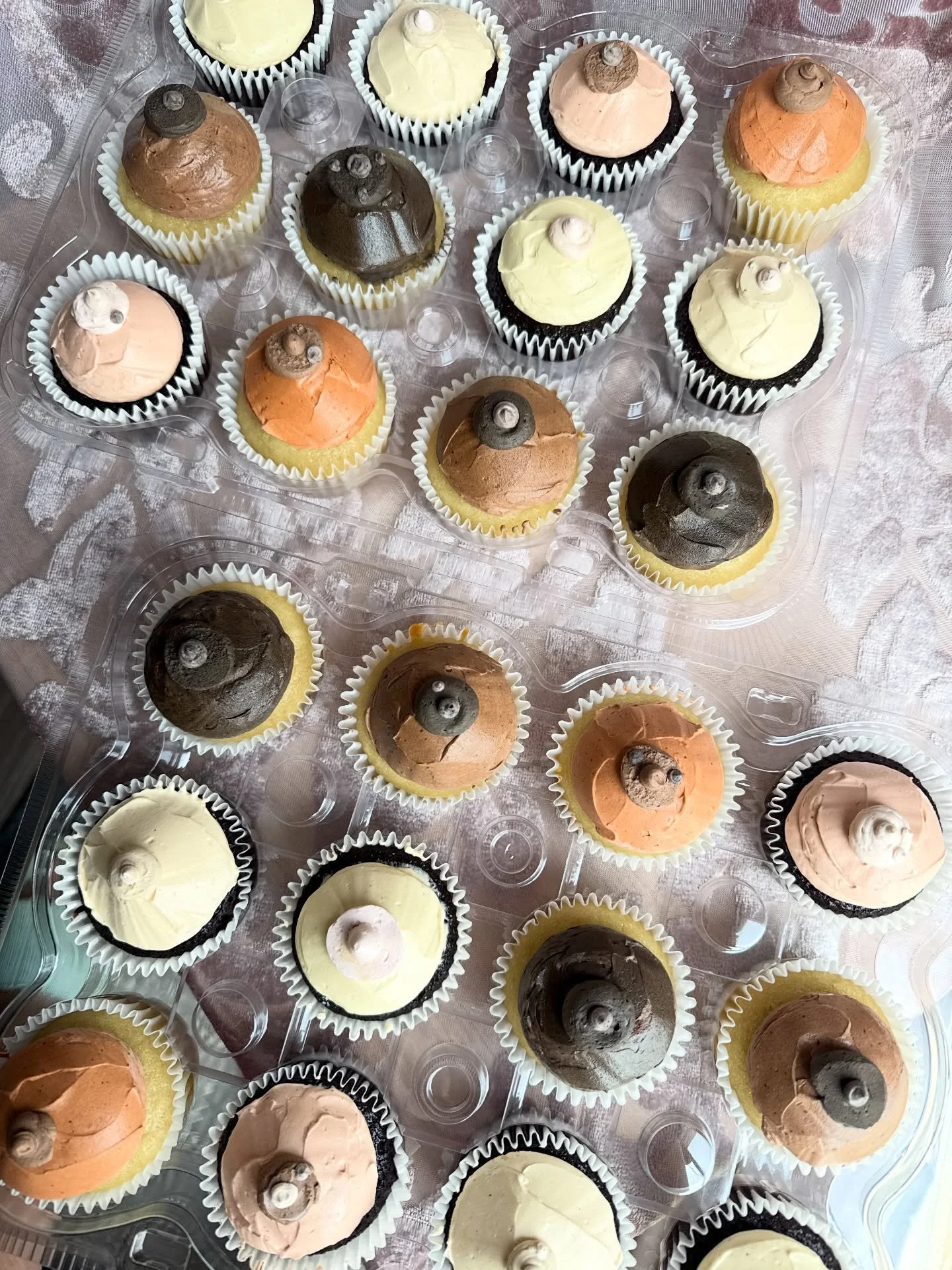 I mean who doesn&rsquo;t love some boobs? ⁣
⁣
😂🫠⁣
⁣
#boobcupcakes #breastcancersurvivor #inclusive #breasts #cakeartist