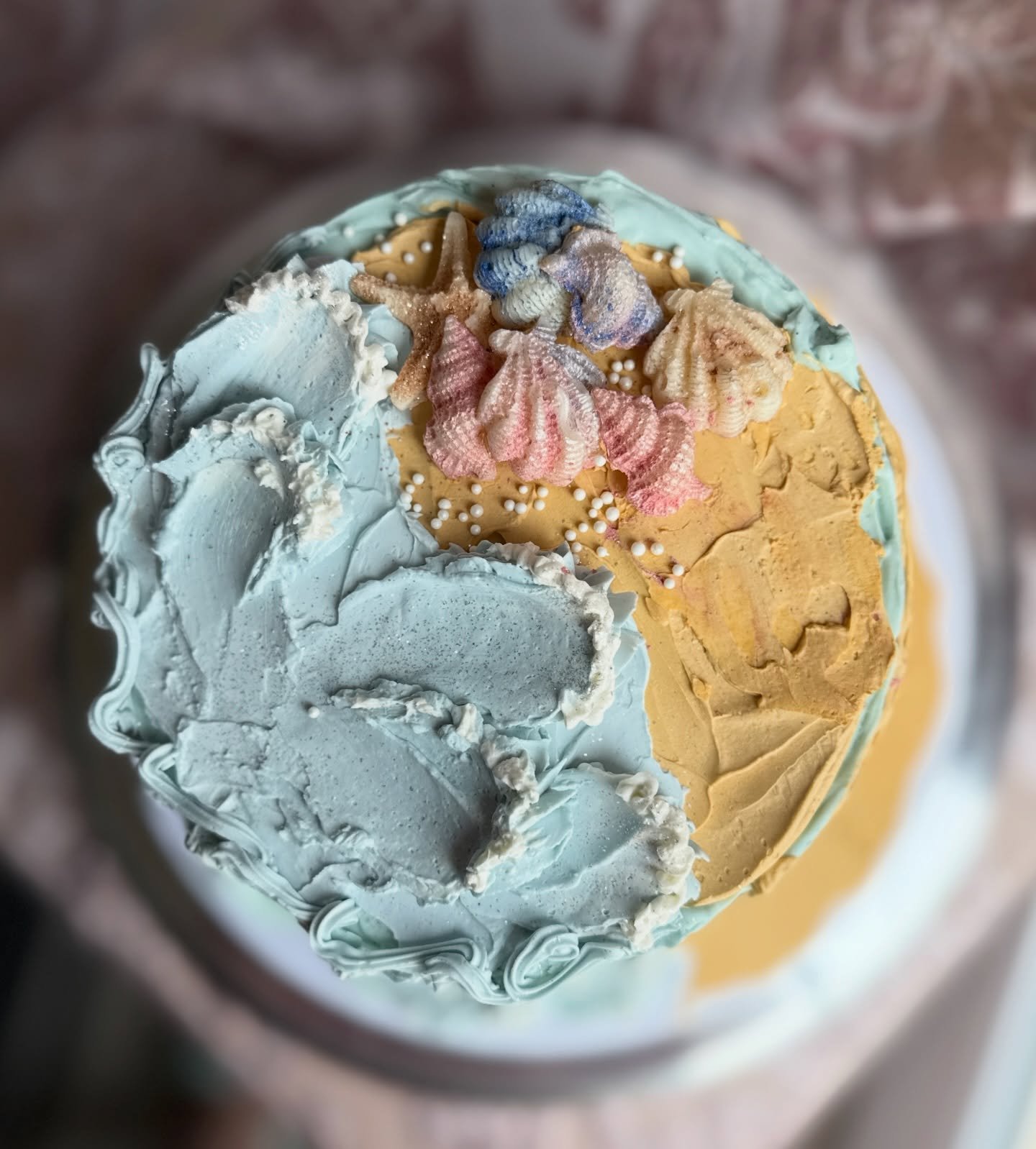 A beautiful 1st wedding anniversary cake. Texturized cakes are some of my favorites. And this has all the texture. ⁣
⁣
#oceancake #obx #buttercreamart #weddinganniversary #fxbgva