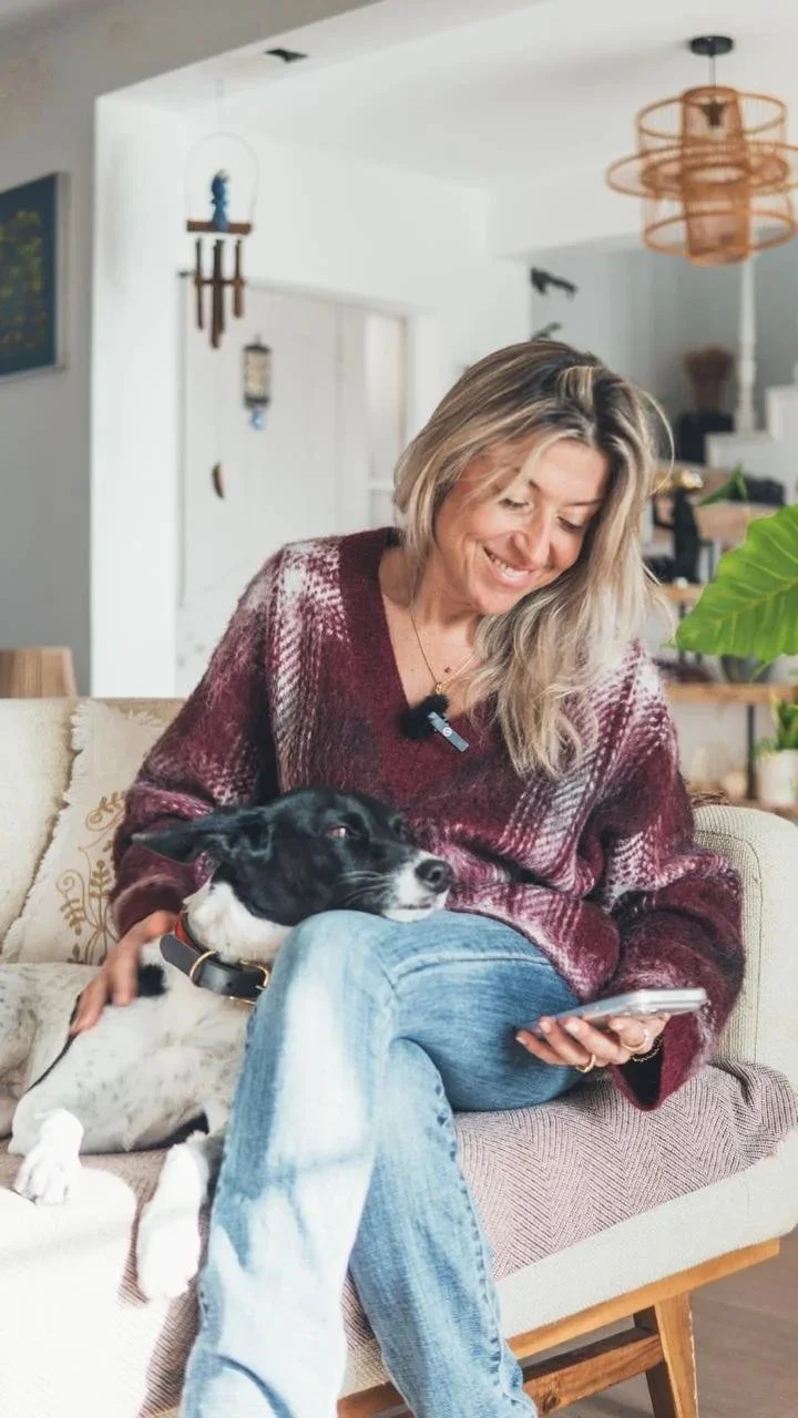 mulher loira sorrindo com animal ao colo