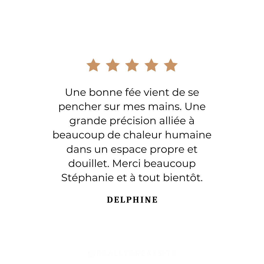 Une image avec cinq étoiles dorées en haut, suivi d'un message en français exprimant une expérience positive, signé par Delphine.