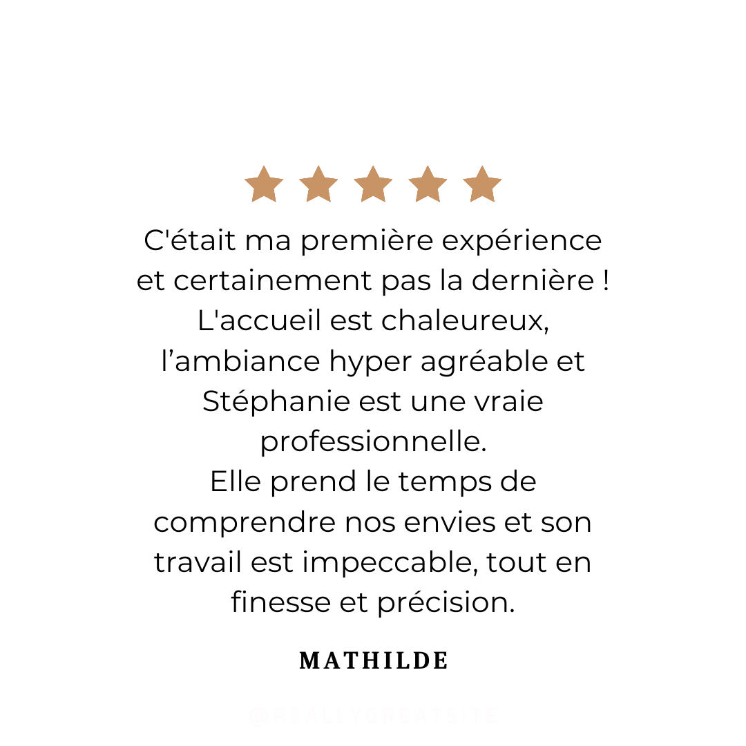 Un texte de témoignage avec cinq étoiles dorées en haut, exprimant une expérience positive, signé par Mathilde.