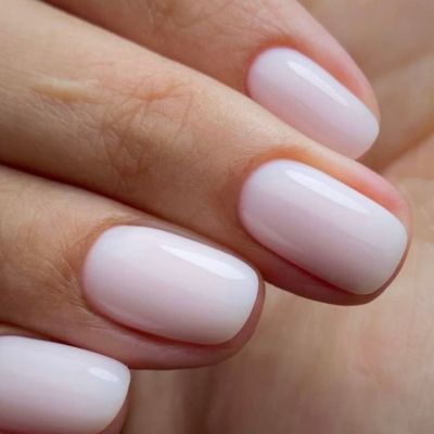 Ongles peint en blanc avec une finition brillante.