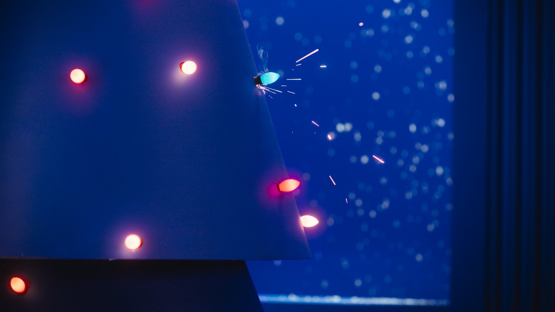 PRACTICAL LIVE EFFECTS
With the big moment of a Christmas tree lighting on fire, we worked in practical effects that made the set spark, snow falling from windows, and a real fire extinguisher.
