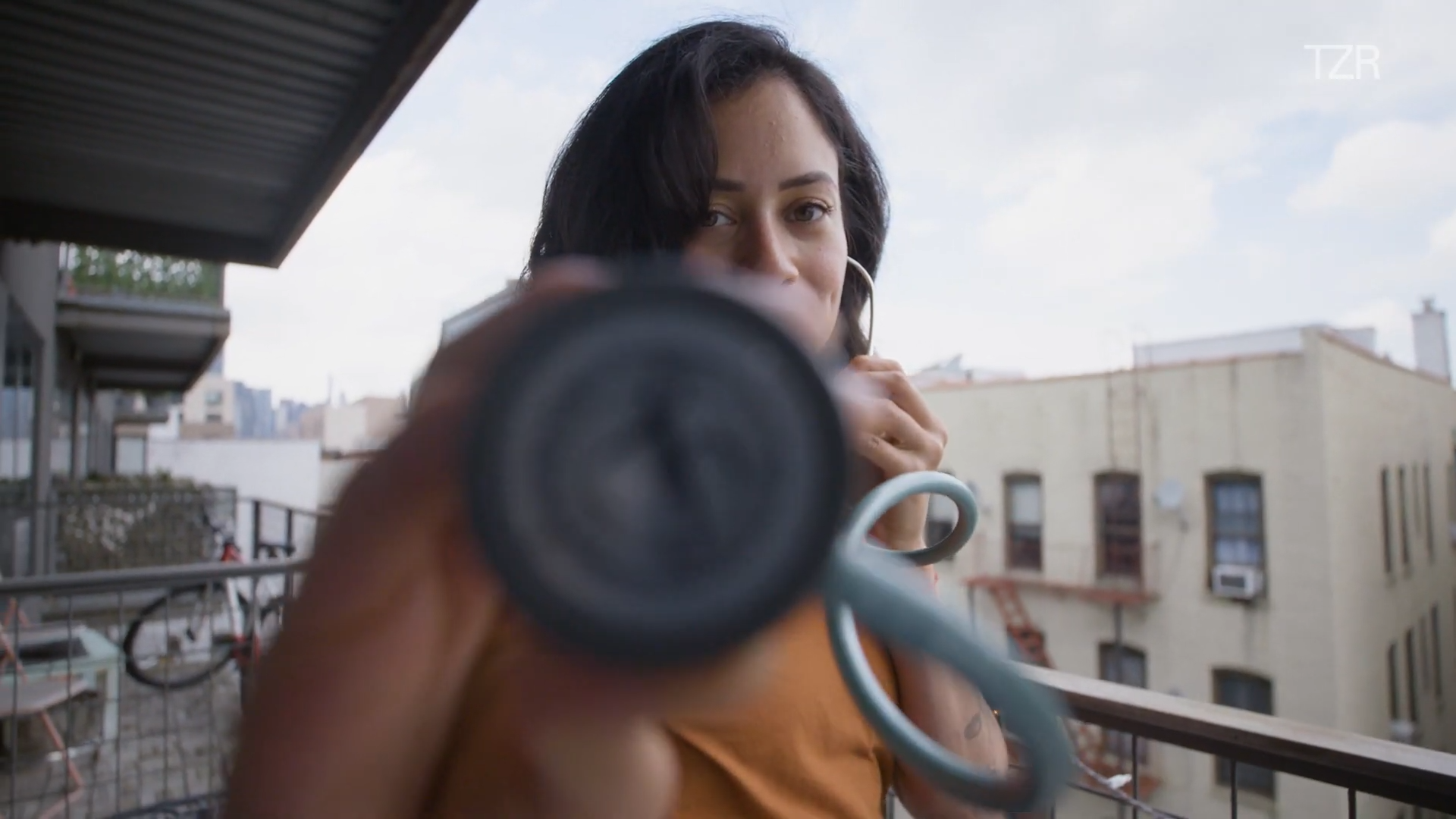 Rachel Zoe Virtually Styles This Frontline Worker TZR [TubeRipper.com].00_03_46_20.Still005.png