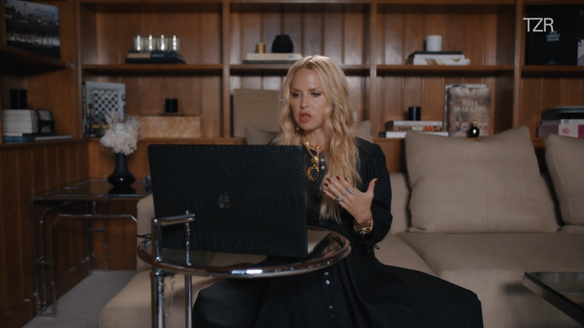 Rachel Zoe Virtually Styles This Frontline Worker TZR [TubeRipper.com].00_01_53_14.Still002.png