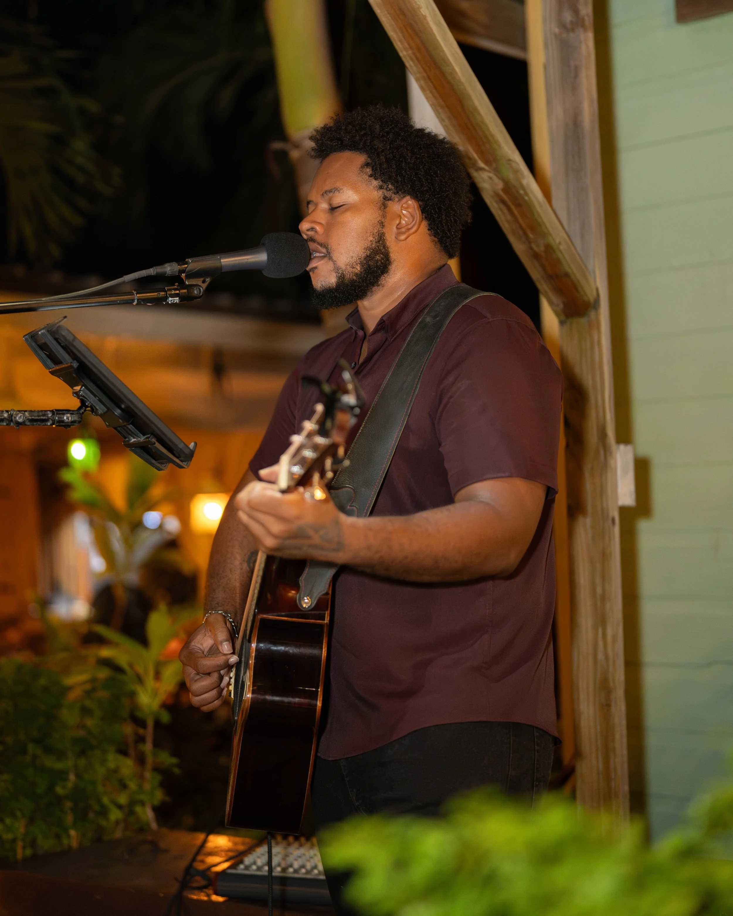 Andrew Kingston singing on a Sunday night