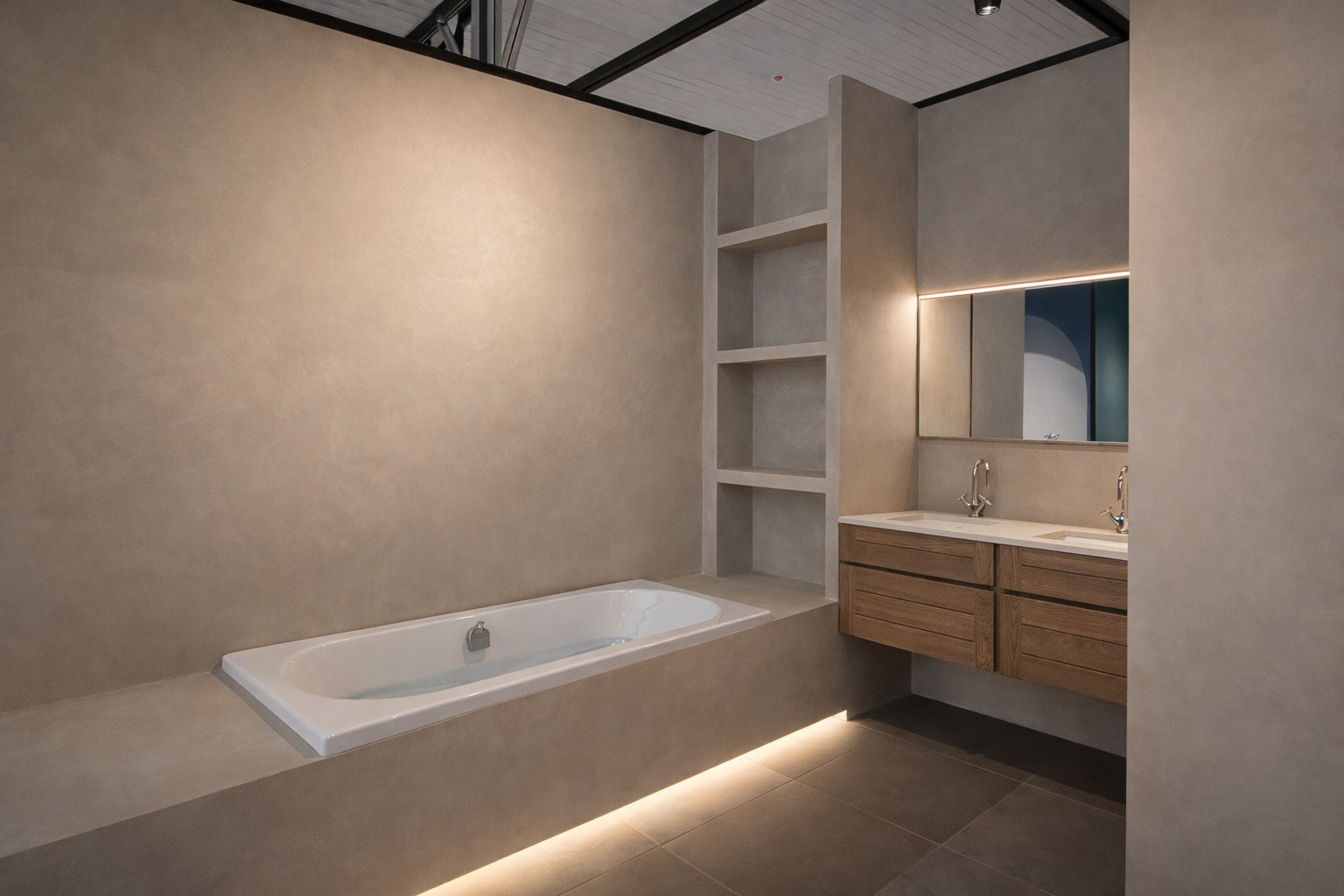 Moderne badkamer met een ingebouwd ligbad, dubbele wastafel, spiegel en open planken.