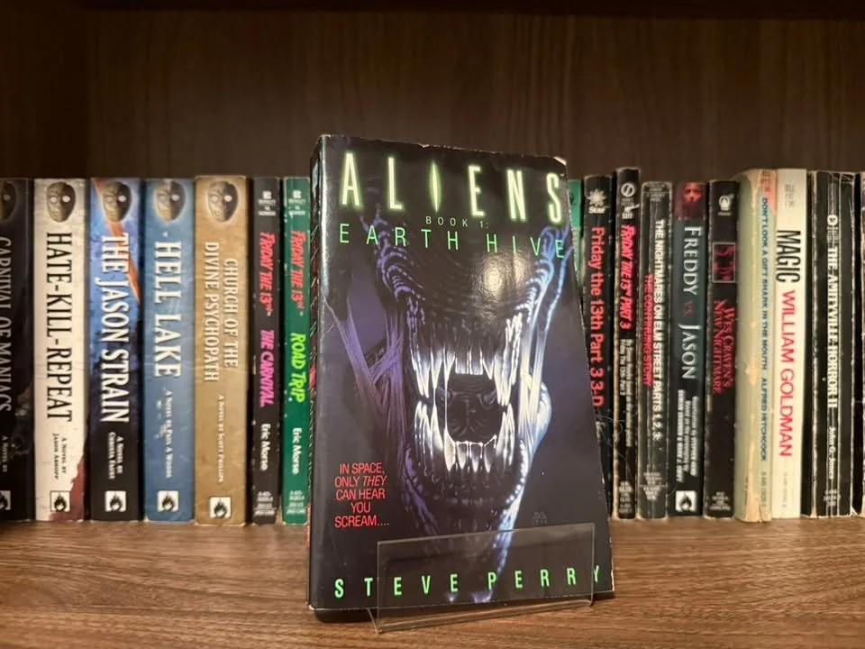 ALIENS BOOK 1: EARTH HIVE - Steve Perry
