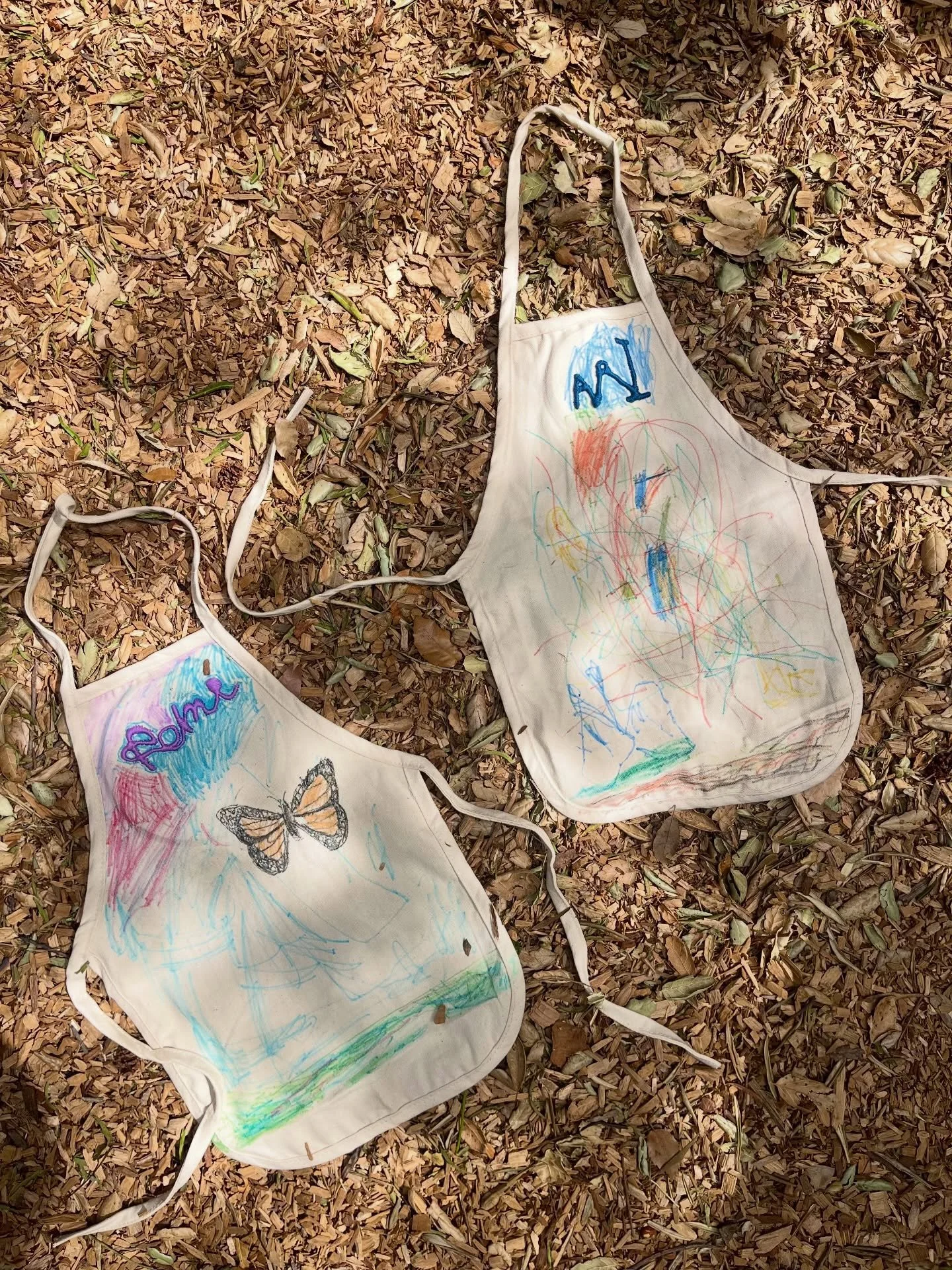 Embroidered signature aprons 🦋 signatures transferred onto aprons, traced with hot glue, and then embroidered around the puffy letters. Finished with hand drawn fabric marker decorations. Perk of a small group is getting to teach the kids a totally 