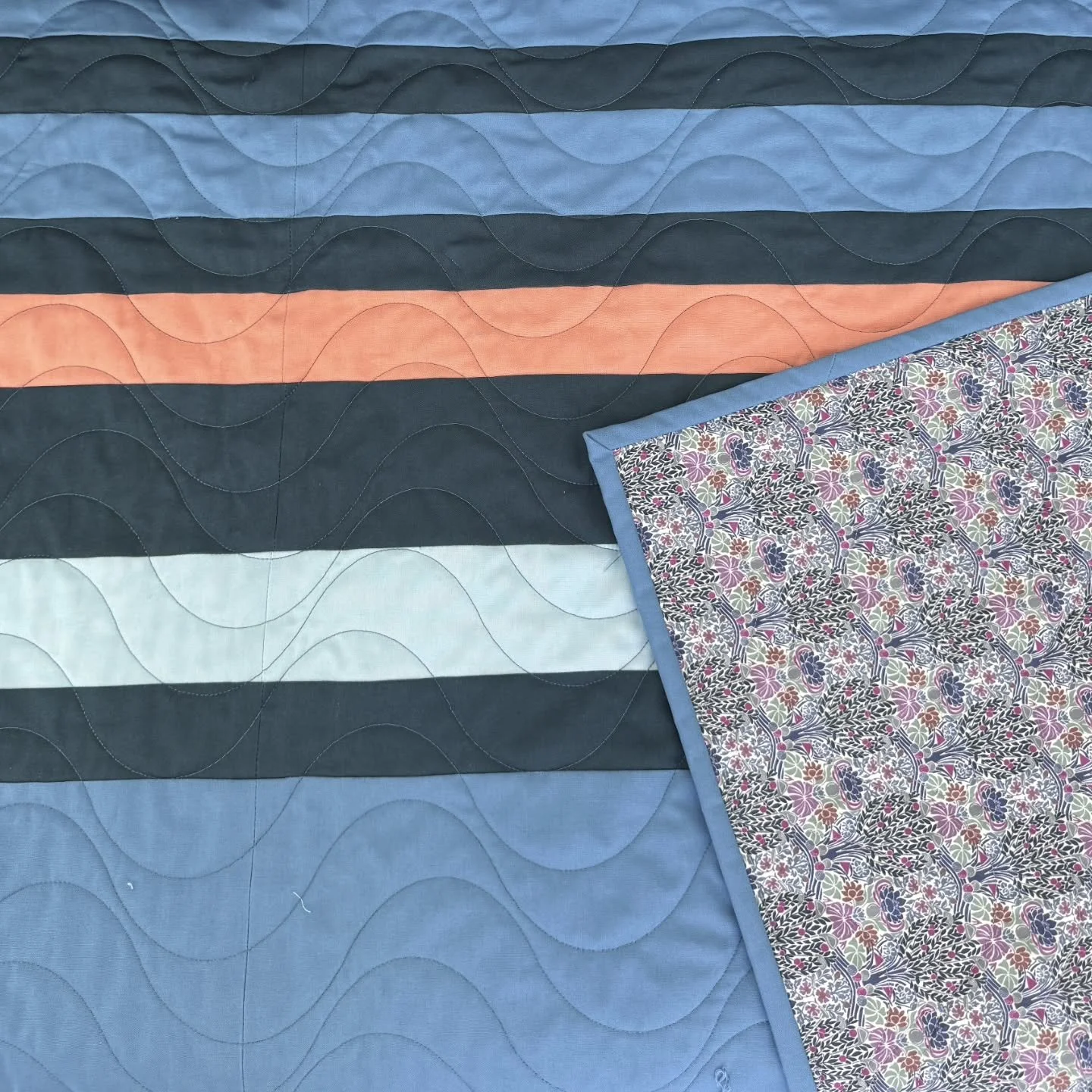 👏Our 1st customer project feature comes from Karen P, who calls this quilt "It Comes in Waves"--made for a friend who recently suffered a loss. Special recognition goes to Karen's sister for all of the extra fabric runs and @beckysquilting