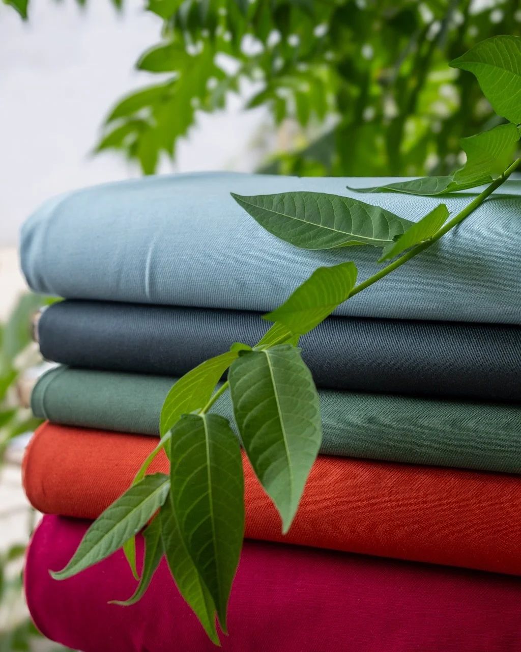 Ventana Twill is a wonderfully versatile bottom weight. It has a defined twill weave and a soft hand that&rsquo;s perfect for pants, jackets, skirts, structured dresses, bags, and more!  @robertkaufman  100% Cotton, 44&rdquo; Wide, Weight: 7.9 oz per