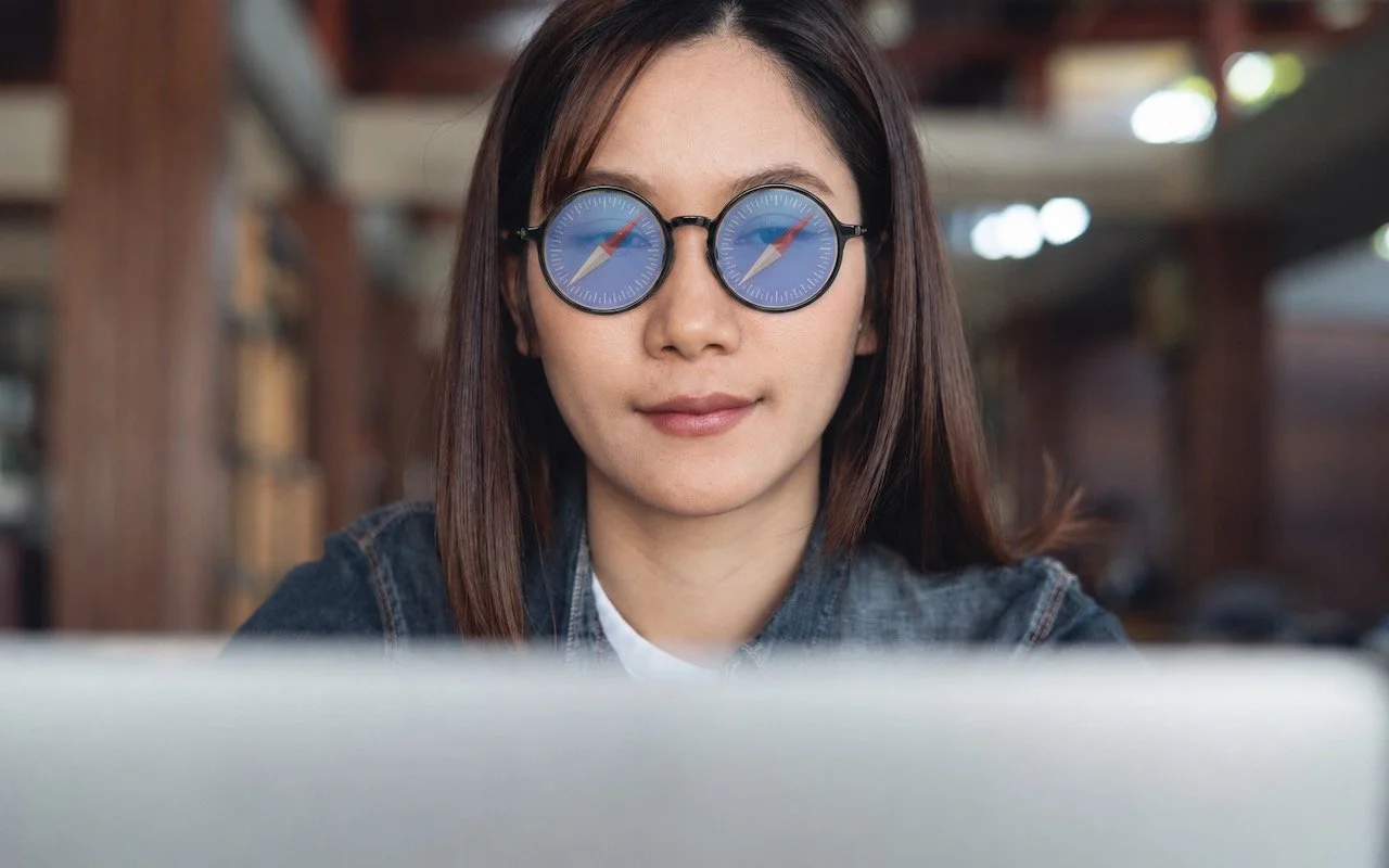 woman-wearing-Safari-glasses-photo.jpg