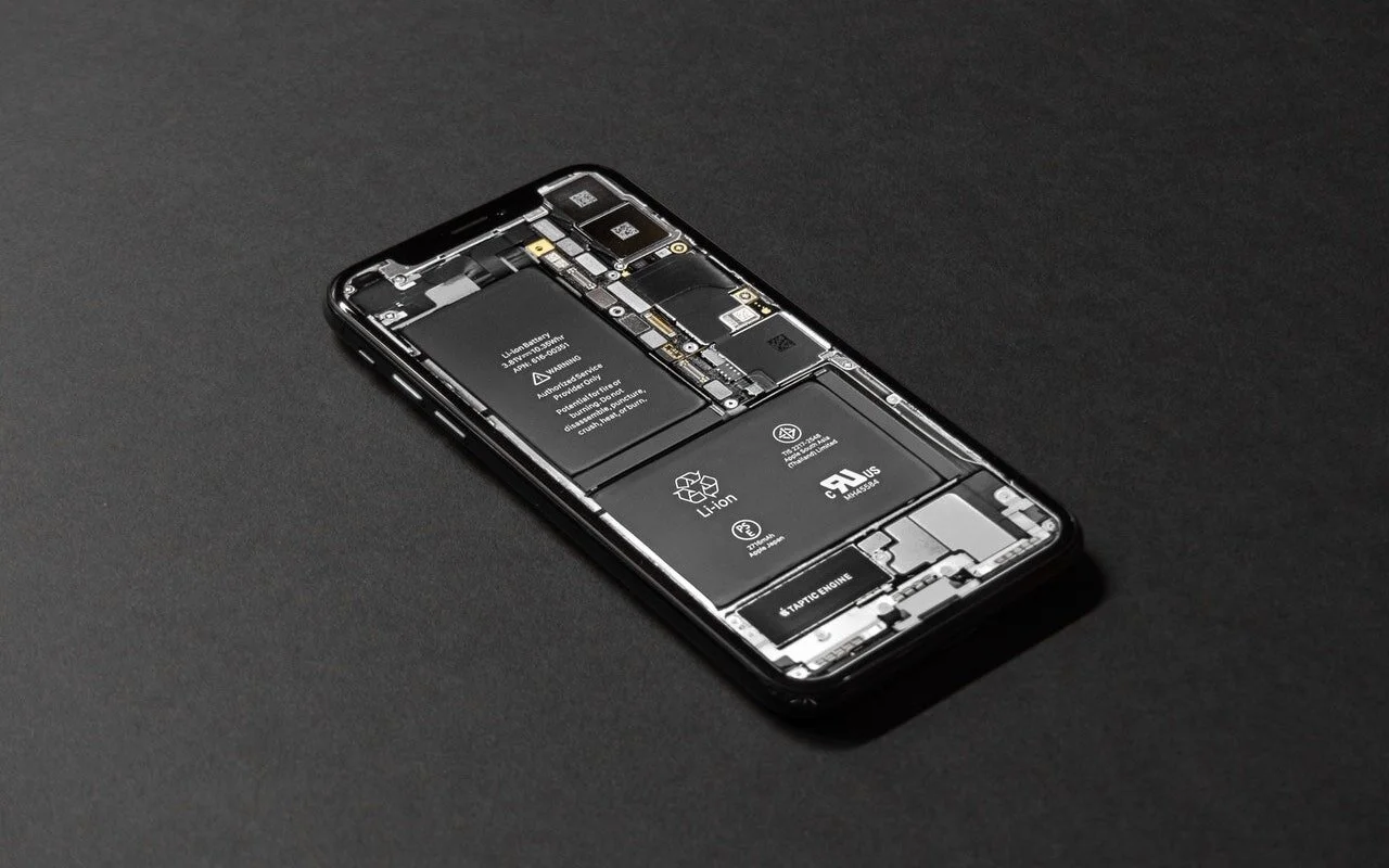iPhone-open-showing-battery-photo.jpg